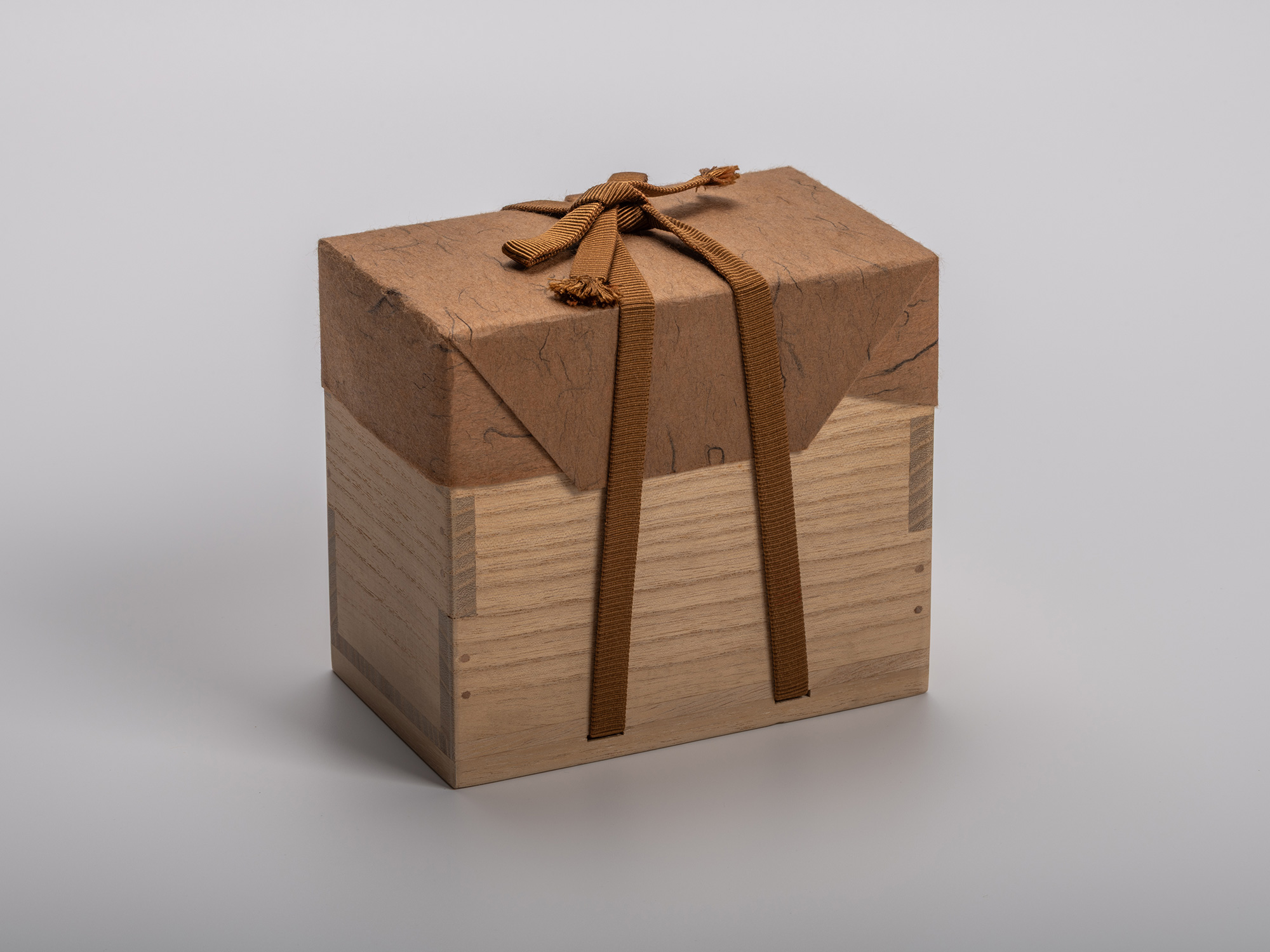 A rectangular wood tomobako (artist's signed box) for a Ryuichi Kakurezaki Bizen ceramic piece,...