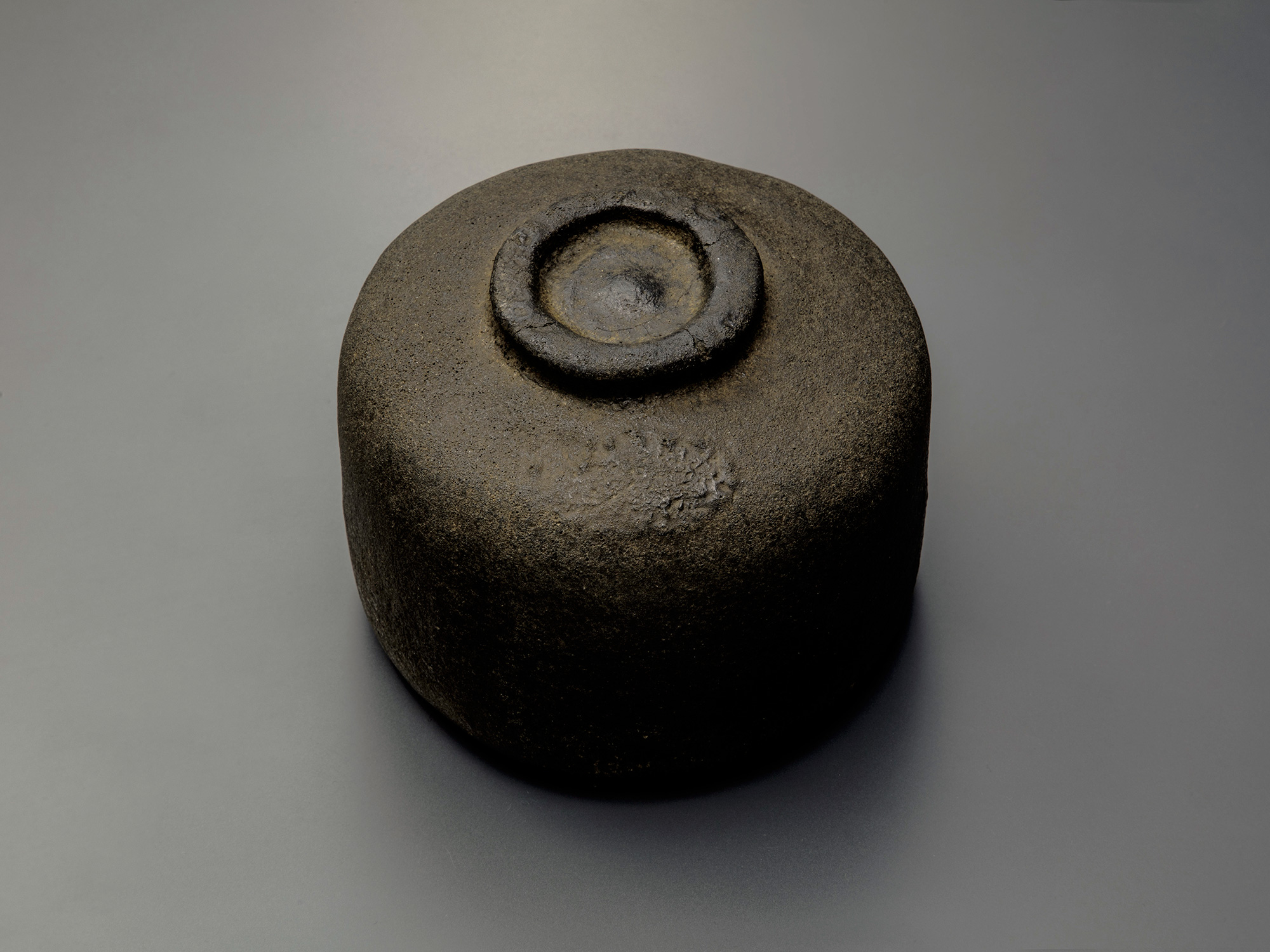 Foot (kōdai) of Chōjirō’s Raku tea bowl Musashino, showing the low circular base with hand-pressed...
