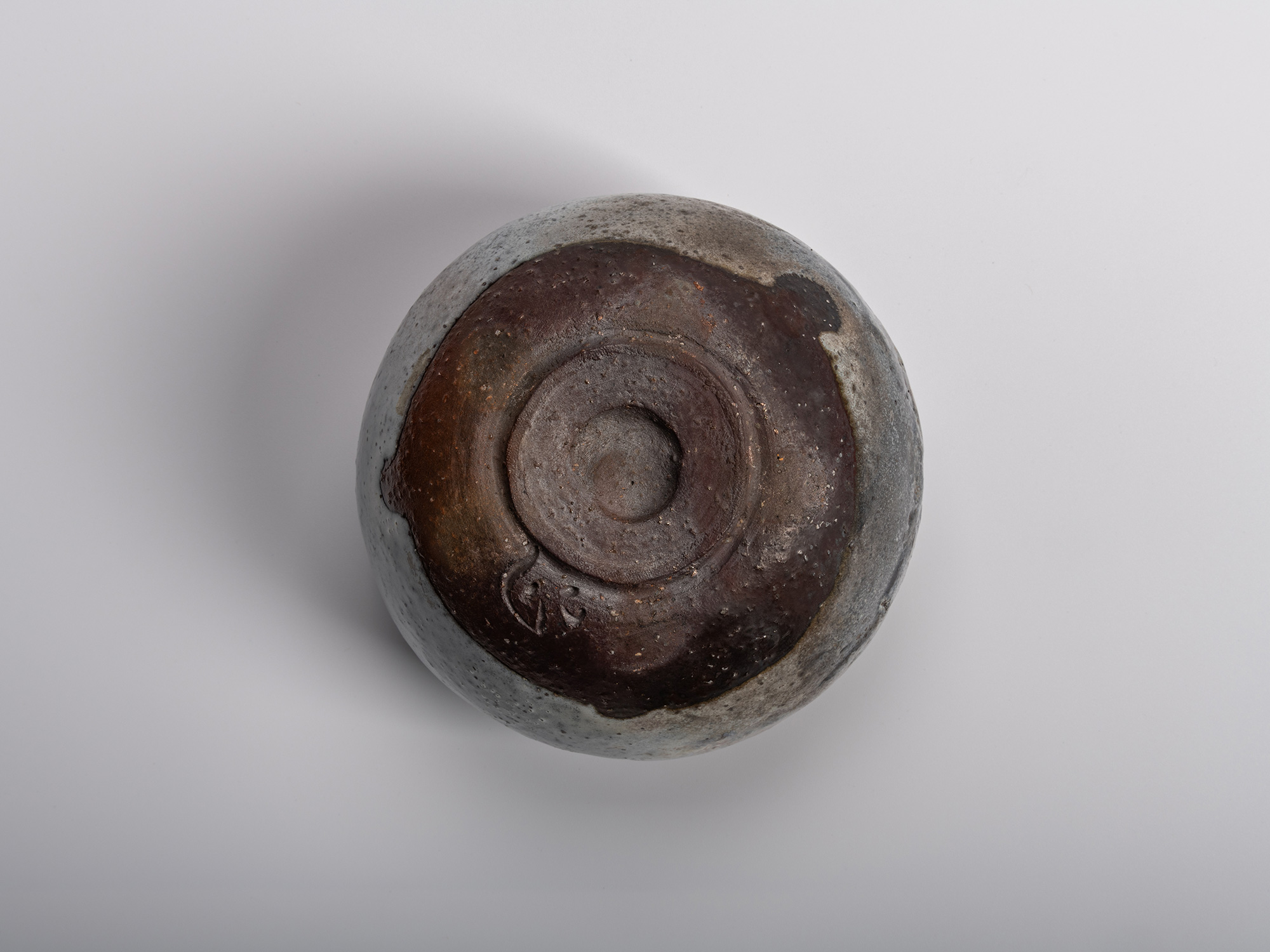 Foot (kōdai) of Masanao Kaneta’s Haikaburi Kurinuki tea bowl showing the carved circular base,...