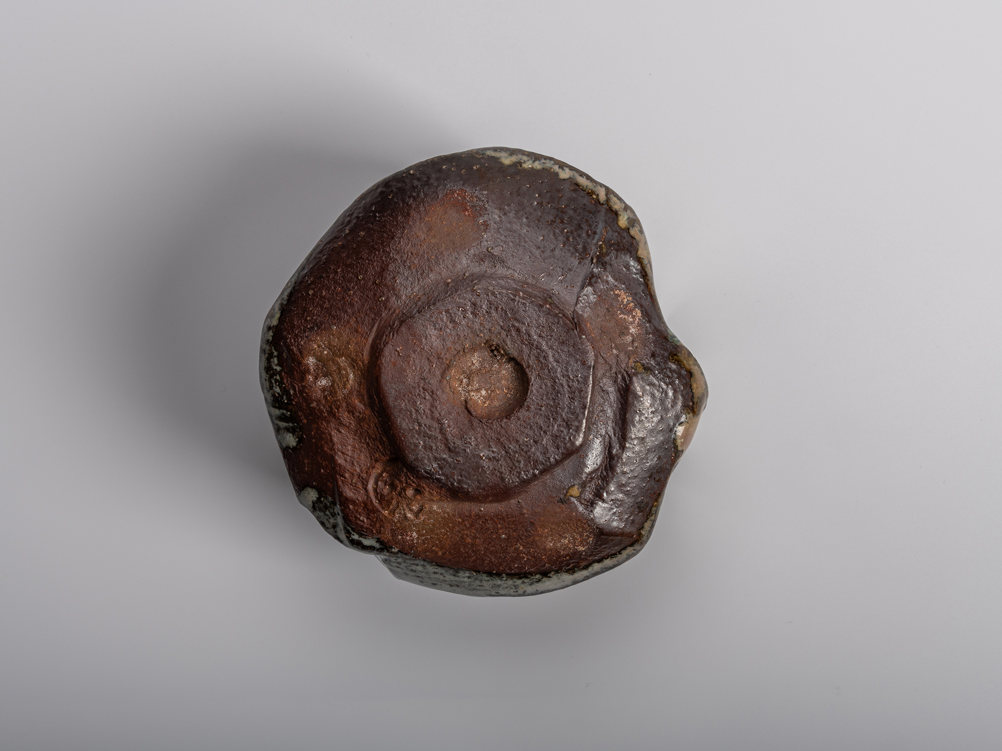 Image of foot (kōdai) of Masanao Kaneta’s Haikaburi Kurinuki tea bowl, showing the carved base,...