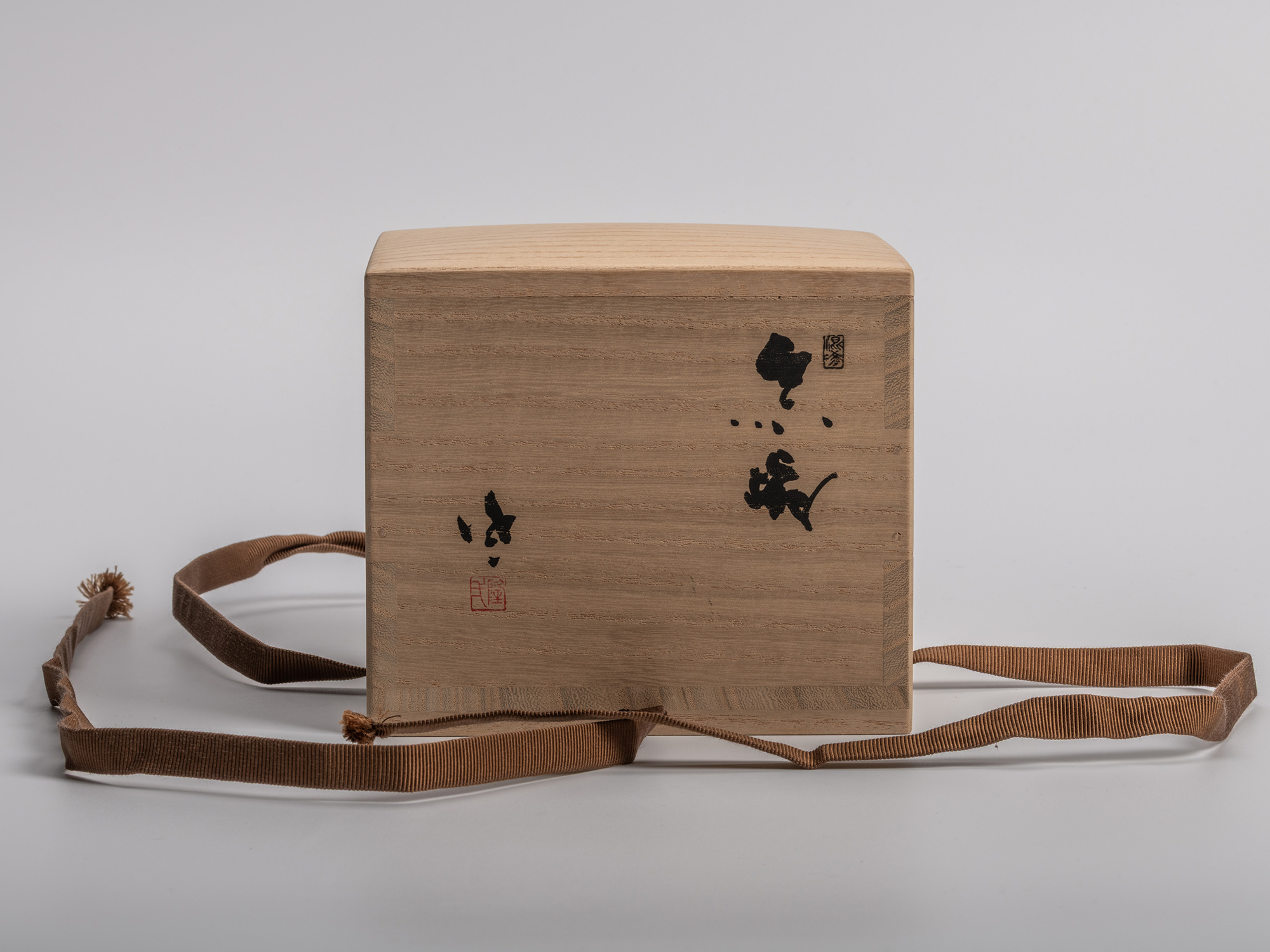 Square tomobako (artist-signed storage box) for the Konko Black Tea Bowl. The calligraphy on the...