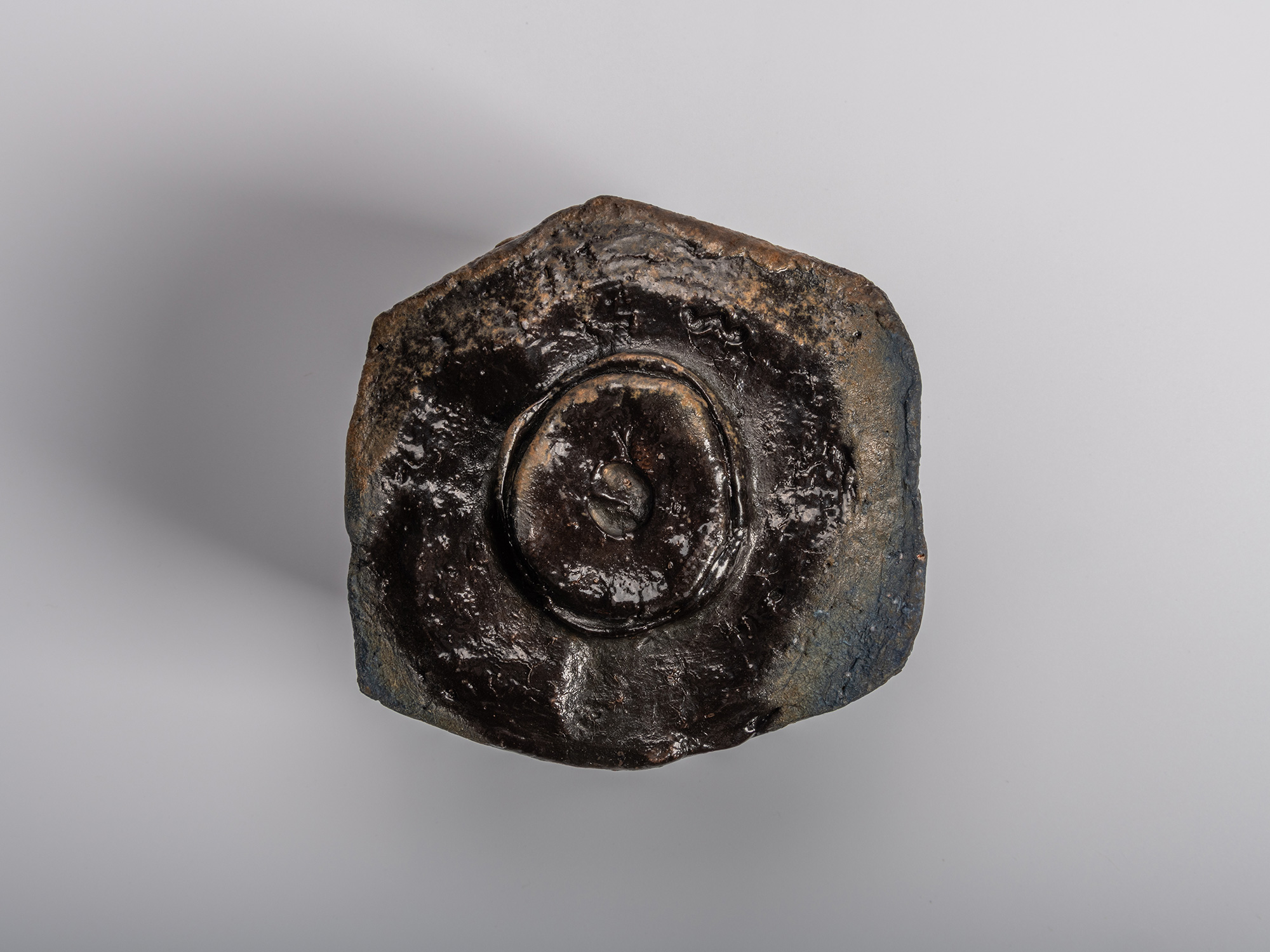 The Foot (kōdai) of Kakurezaki Ryuichi’s tea bowl Una Mistura, highlighting the sculpted circular...