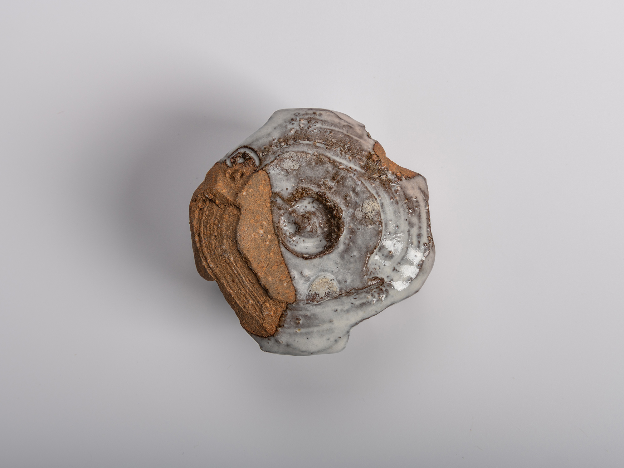 Image of foot (kōdai) of Masanao Kaneta’s White Glaze Youhen Kurinuki Guinomi, showing the carved...