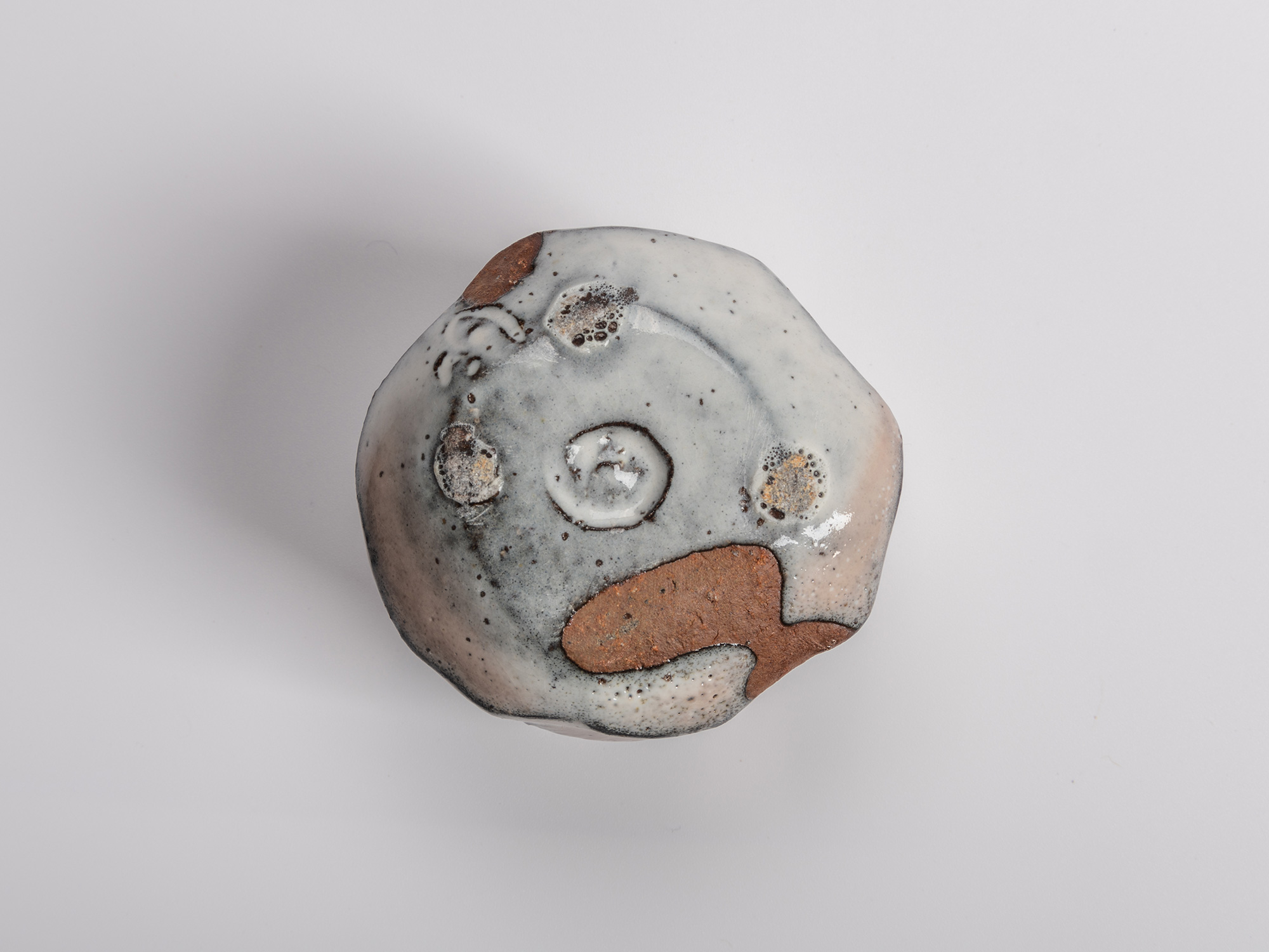 Image of foot (kōdai) of Masanao Kaneta’s White Glaze Youhen Kurinuki Guinomi, showing the carved...