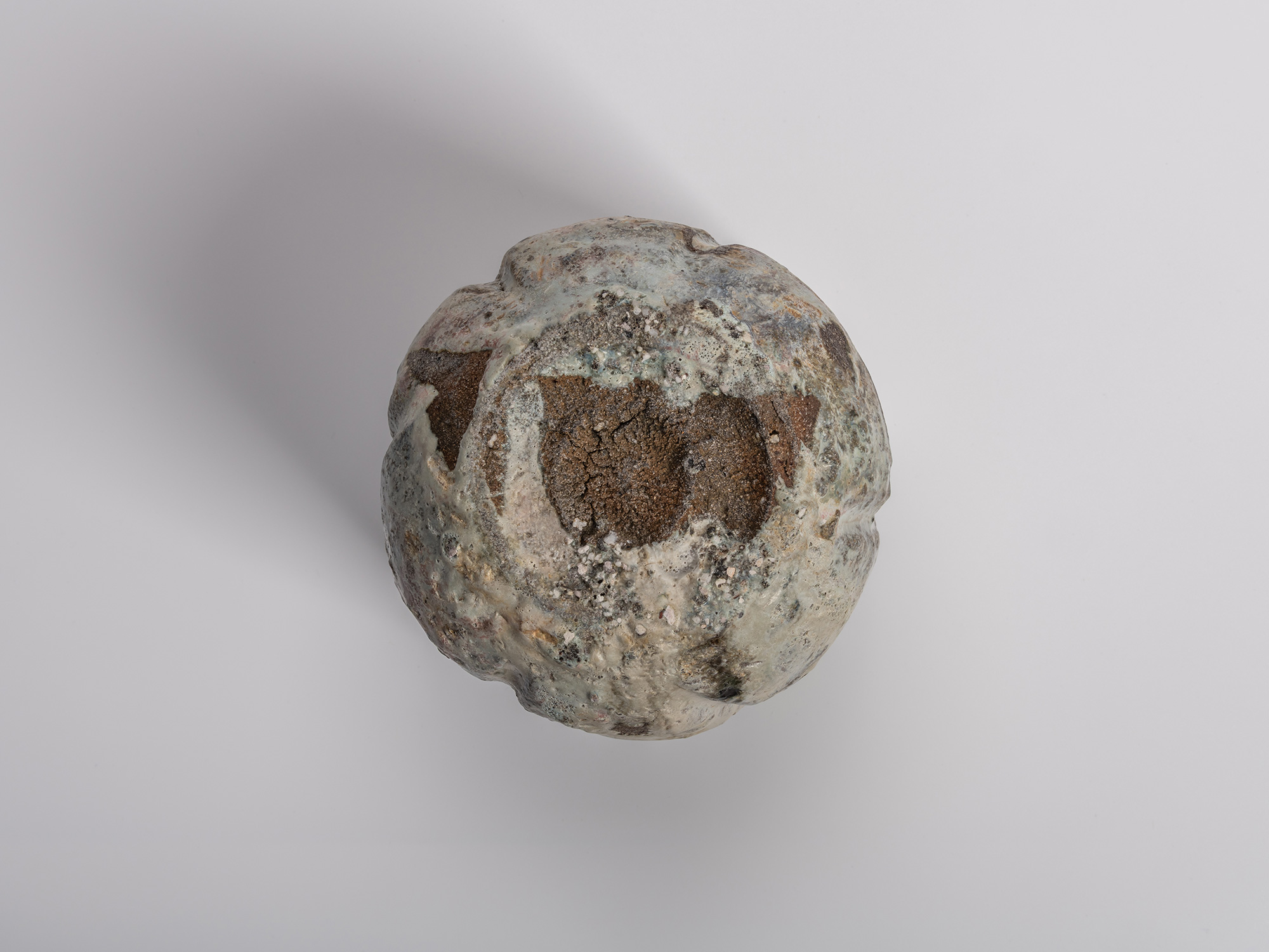 Foot (kōdai) view of a handmade (tezukuri) Gen’emon kiln tea bowl by Shiro Tsujimura, showing an...