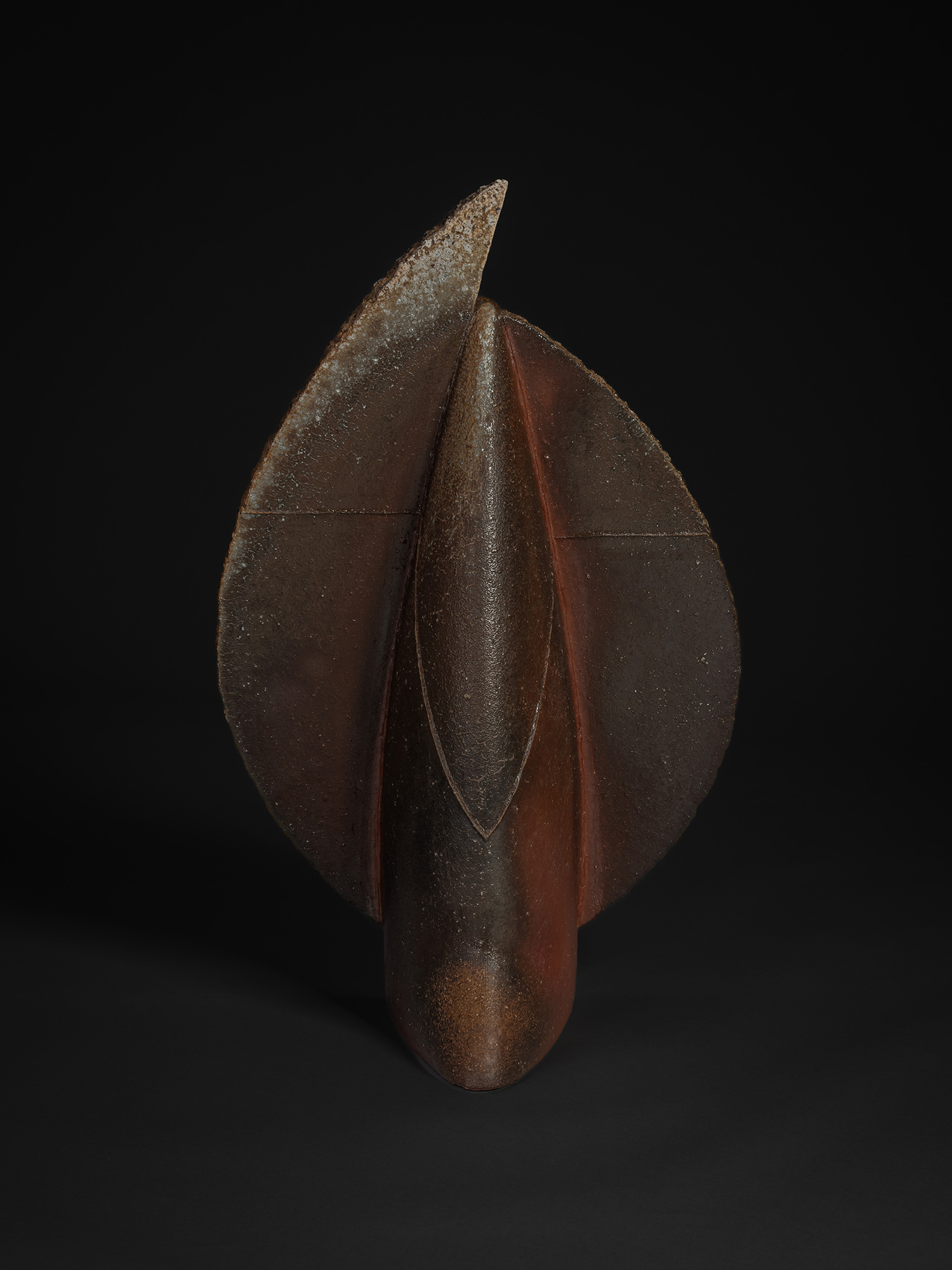 Sculptural ceramic artwork Phalanx by Kakurezaki Ryūichi, vertical Bizen clay form with layered,...