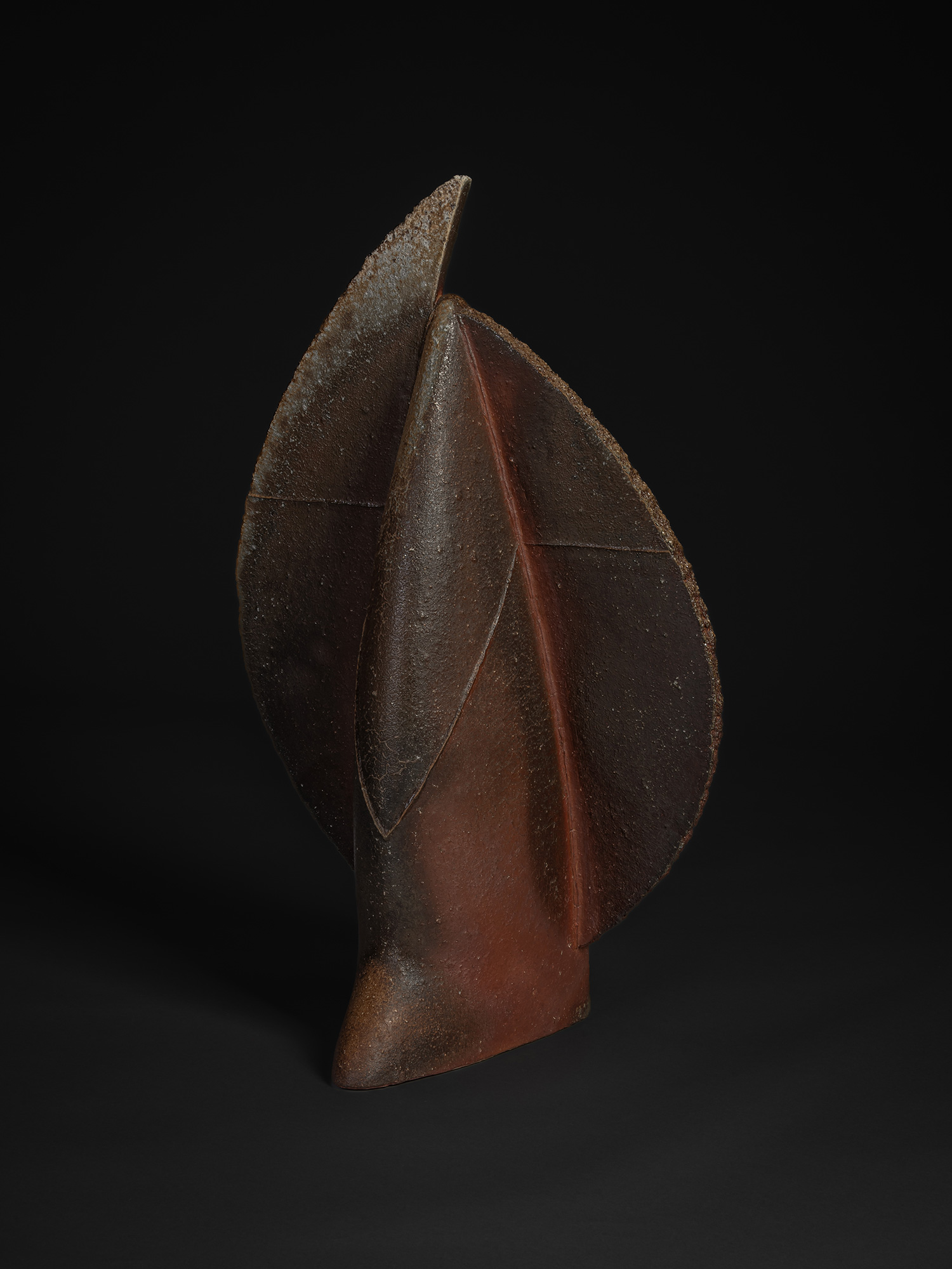 Sculptural ceramic artwork Phalanx by Kakurezaki Ryūichi, vertical Bizen clay form with layered,...