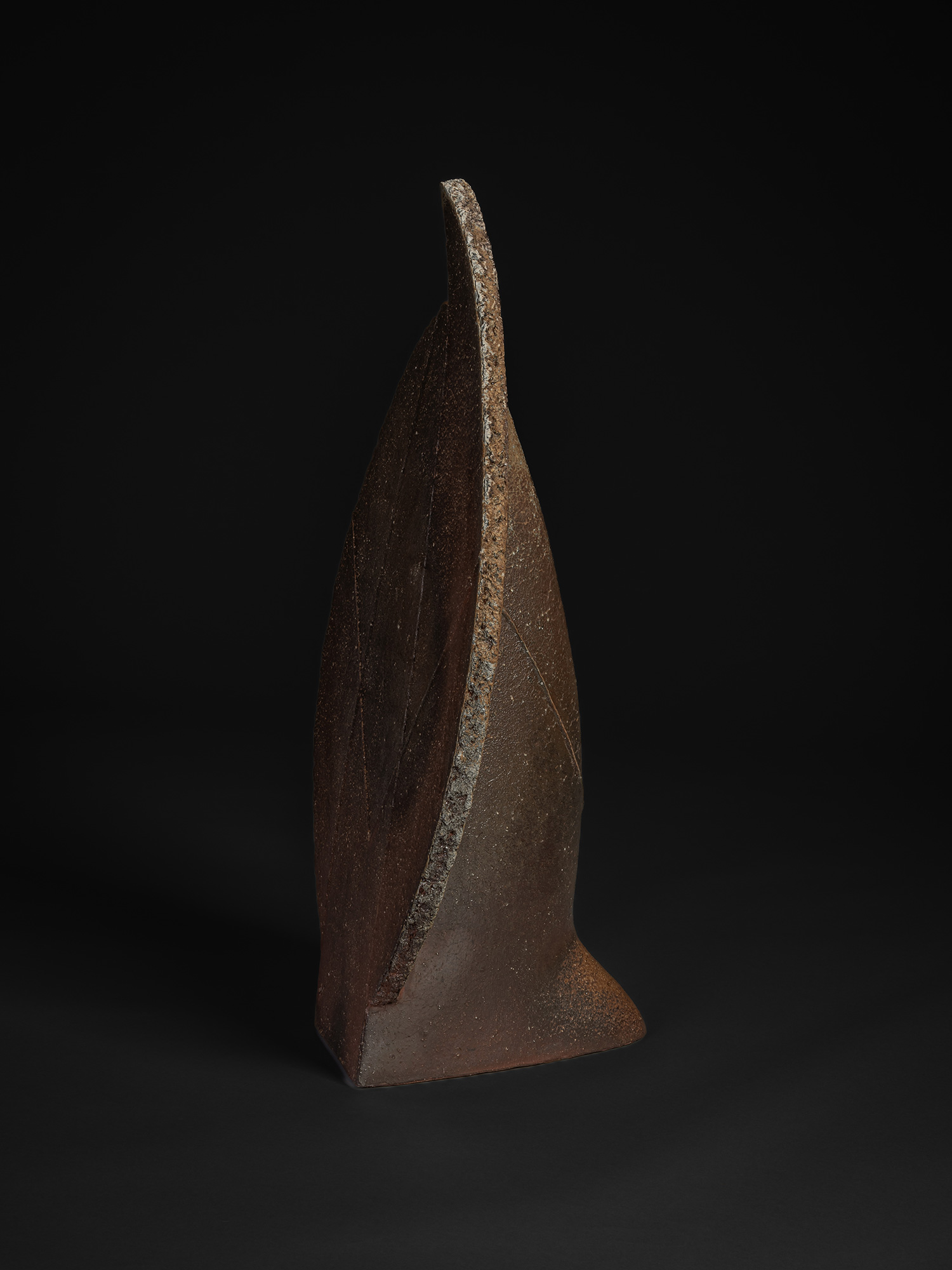 Profile view of Phalanx by Kakurezaki Ryūichi, vertical sculptural ceramic in Bizen clay with sharp...