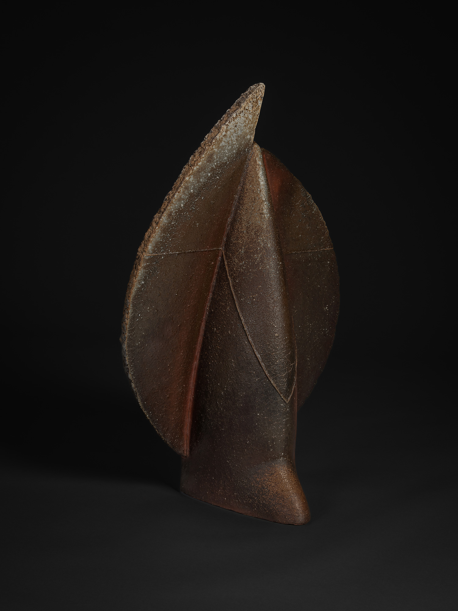 Sculptural ceramic artwork Phalanx by Kakurezaki Ryūichi, vertical Bizen clay form with layered,...