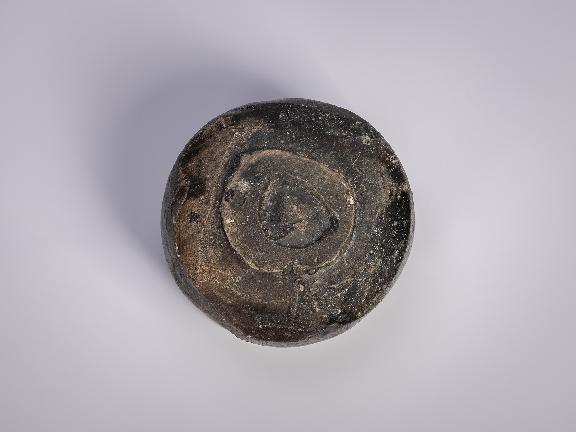 Foot (kōdai) of a tea bowl by Shiro Tsujimura, showing a roughly trimmed base with exposed clay,...