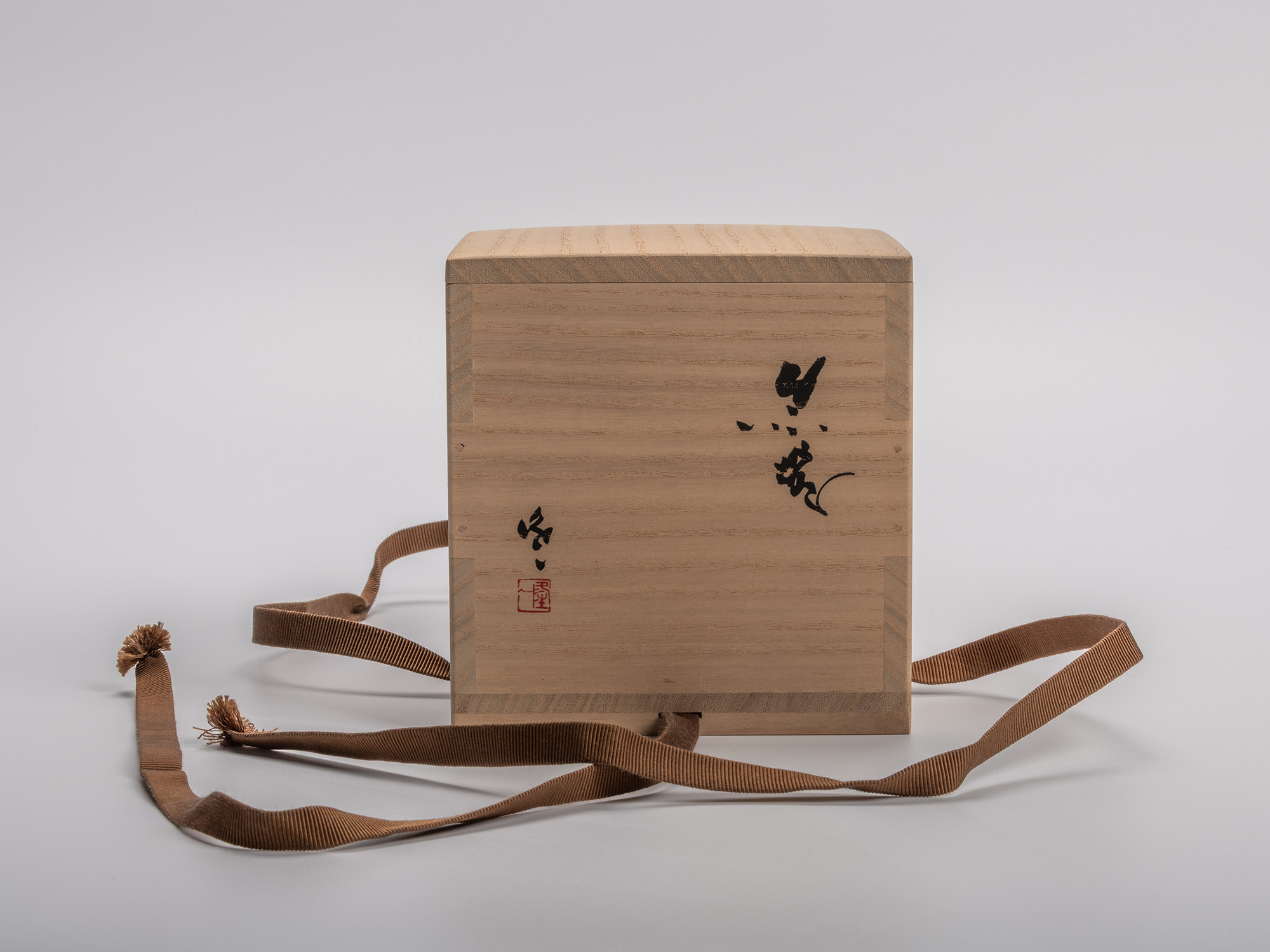 Wooden tomobako (artist box) for a black tea bowl by Kakurezaki Ryūichi, with handwritten ink inscription...