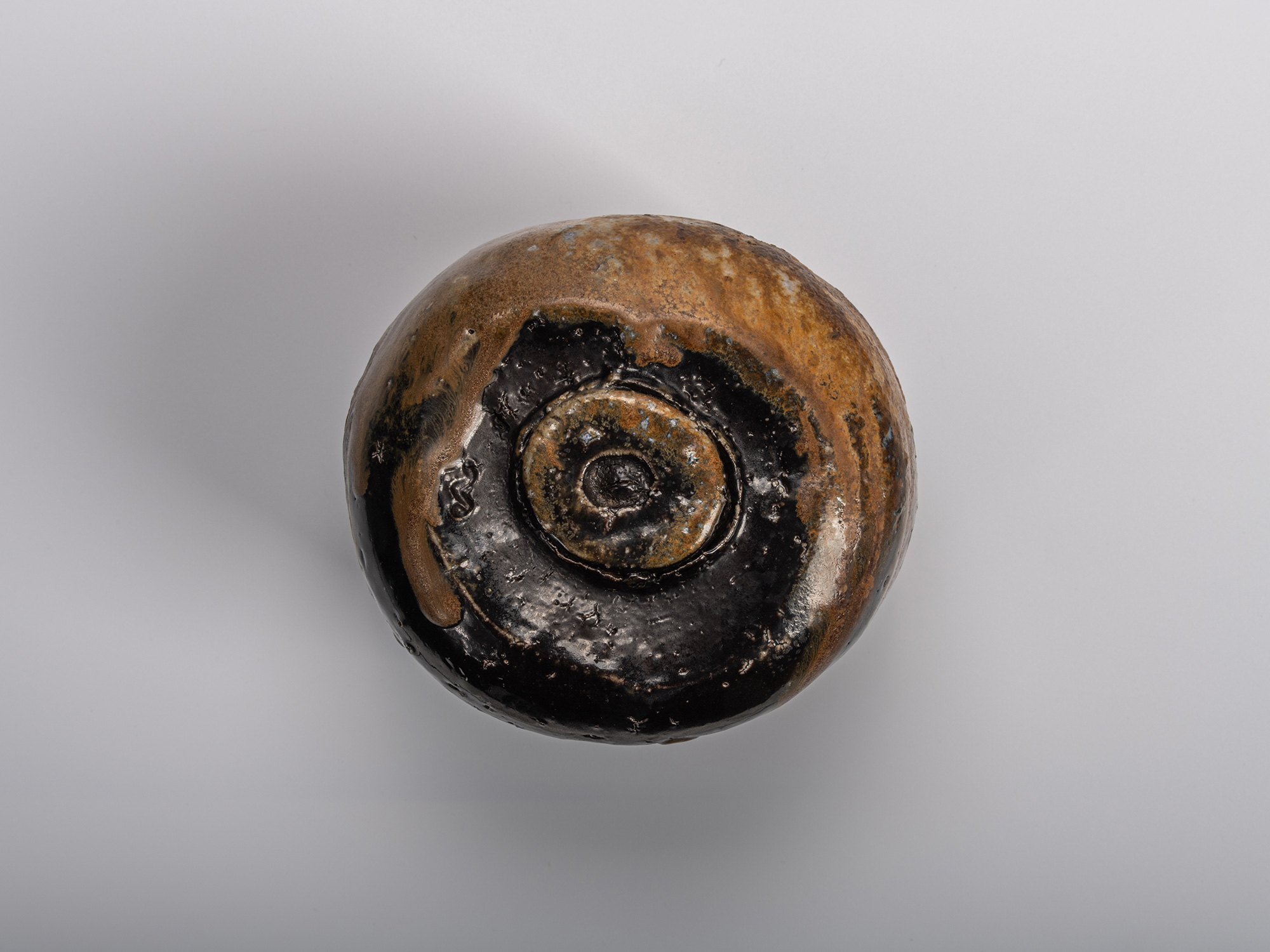 Foot (kōdai) of a black tea bowl by Kakurezaki Ryūichi, showing a boldly cut circular foot ring...