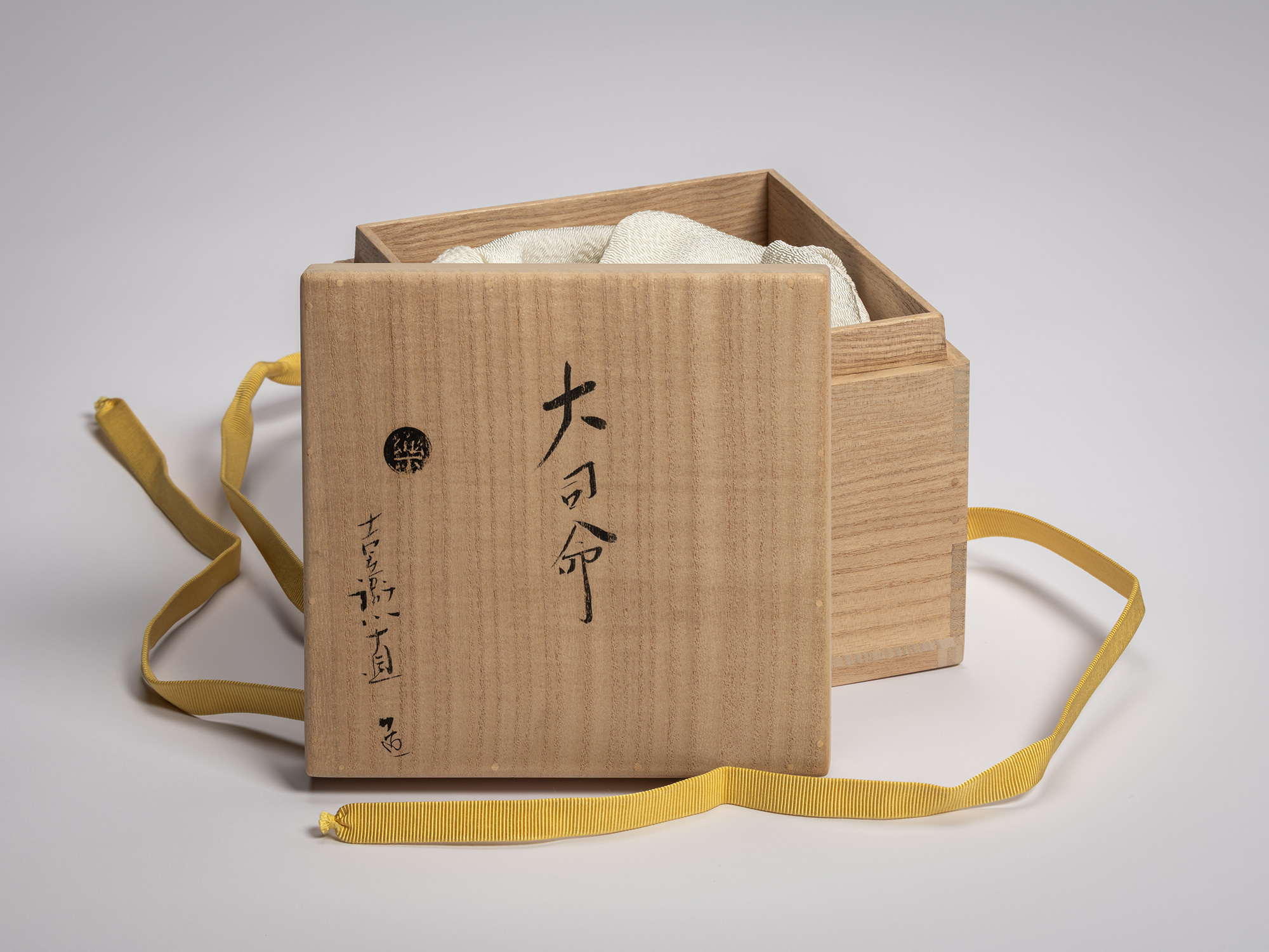 Wooden artist box lid for the tea bowl Daishimei by Raku XV (Jikinyū), inscribed in bold ink calligraphy...