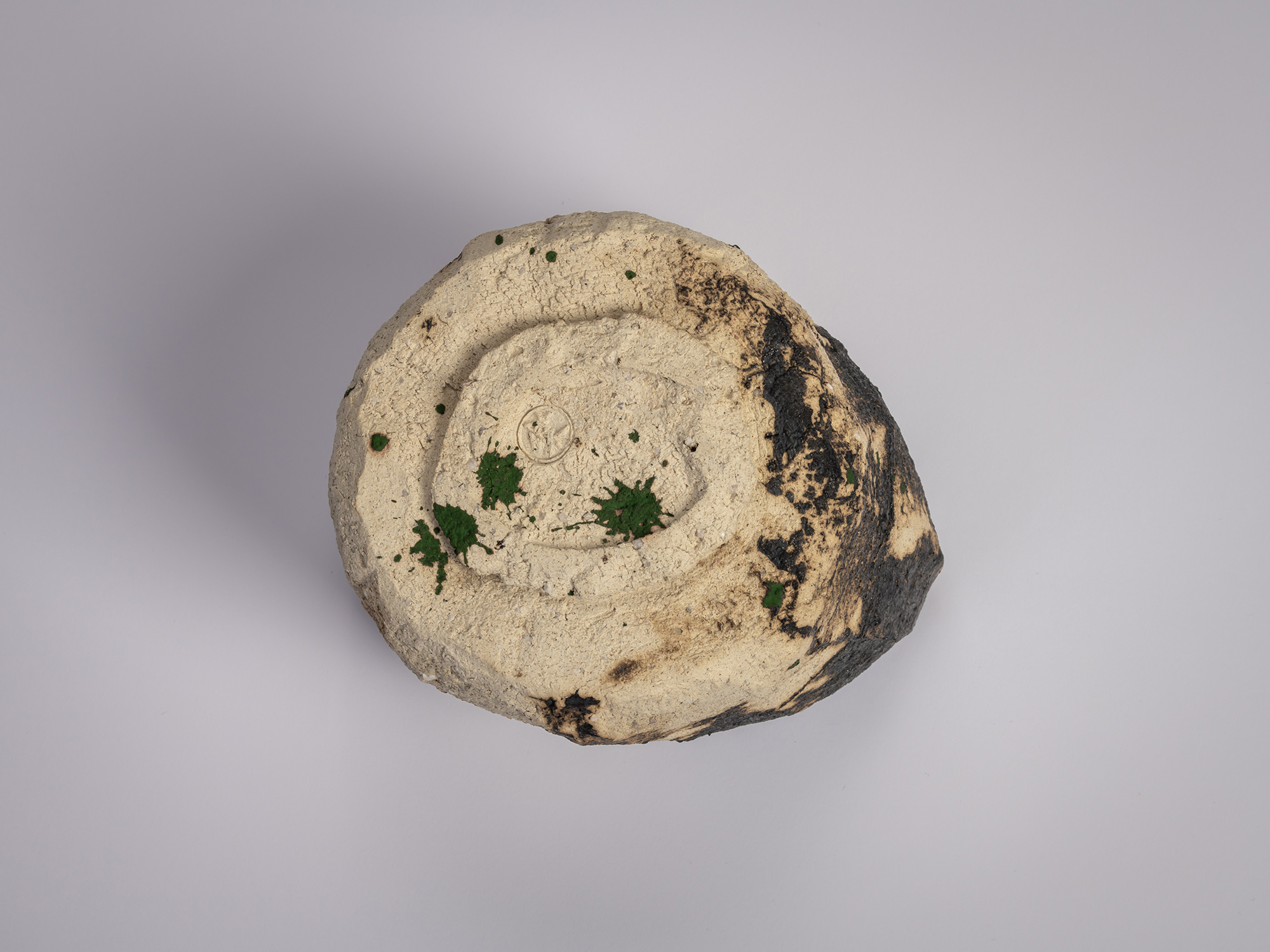 Foot (kōdai) of the tea bowl Gyō by Raku XV (Jikinyū), showing a deeply carved, irregular foot...