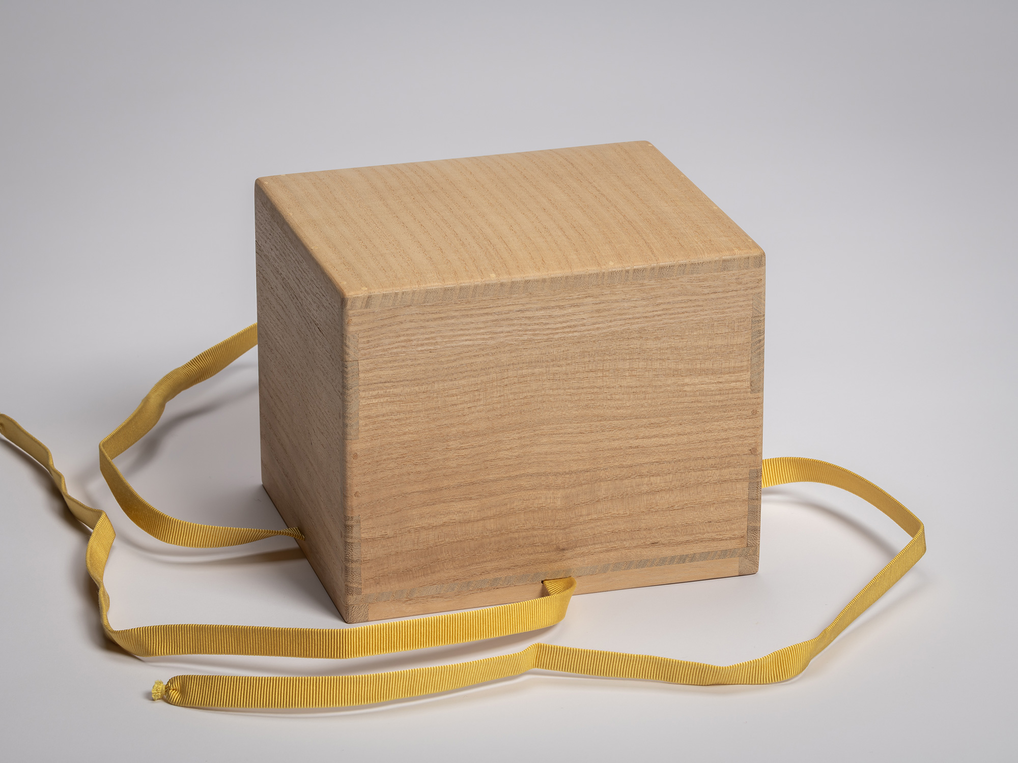 Wooden artist box containing the tea bowl Hekikai Mugen by Raku XV (Jikinyū), shown from the back...