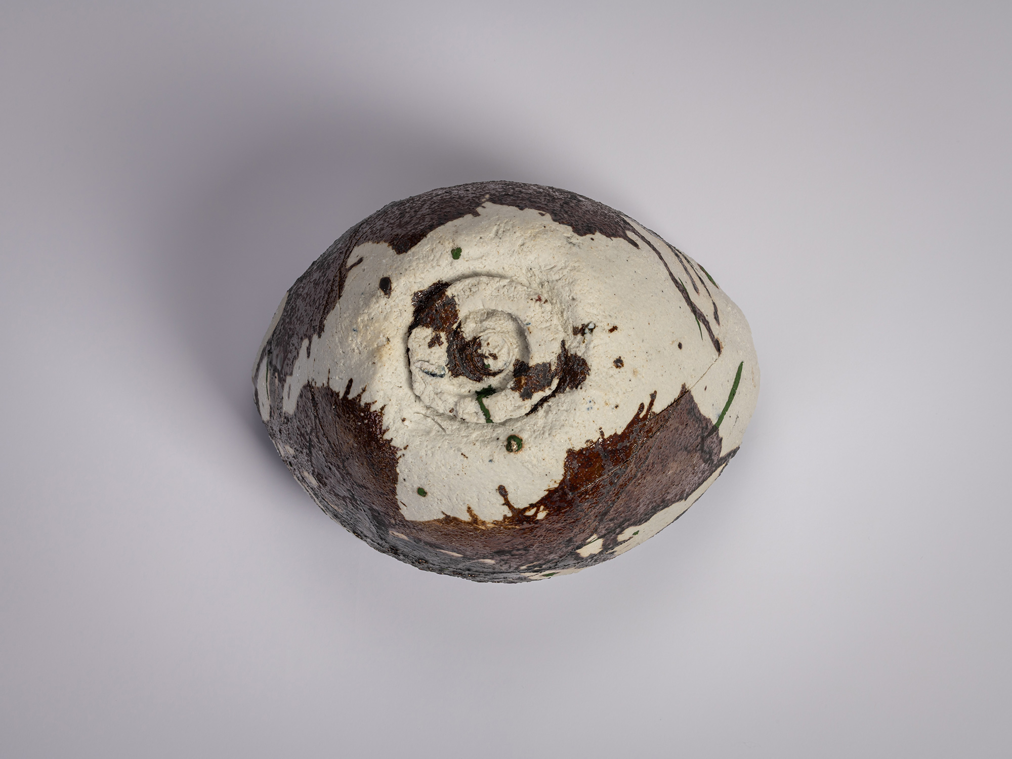 Foot (kōdai) of the tea bowl Hyō by Raku XV (Jikinyū), showing a roughly carved spiral foot ring...