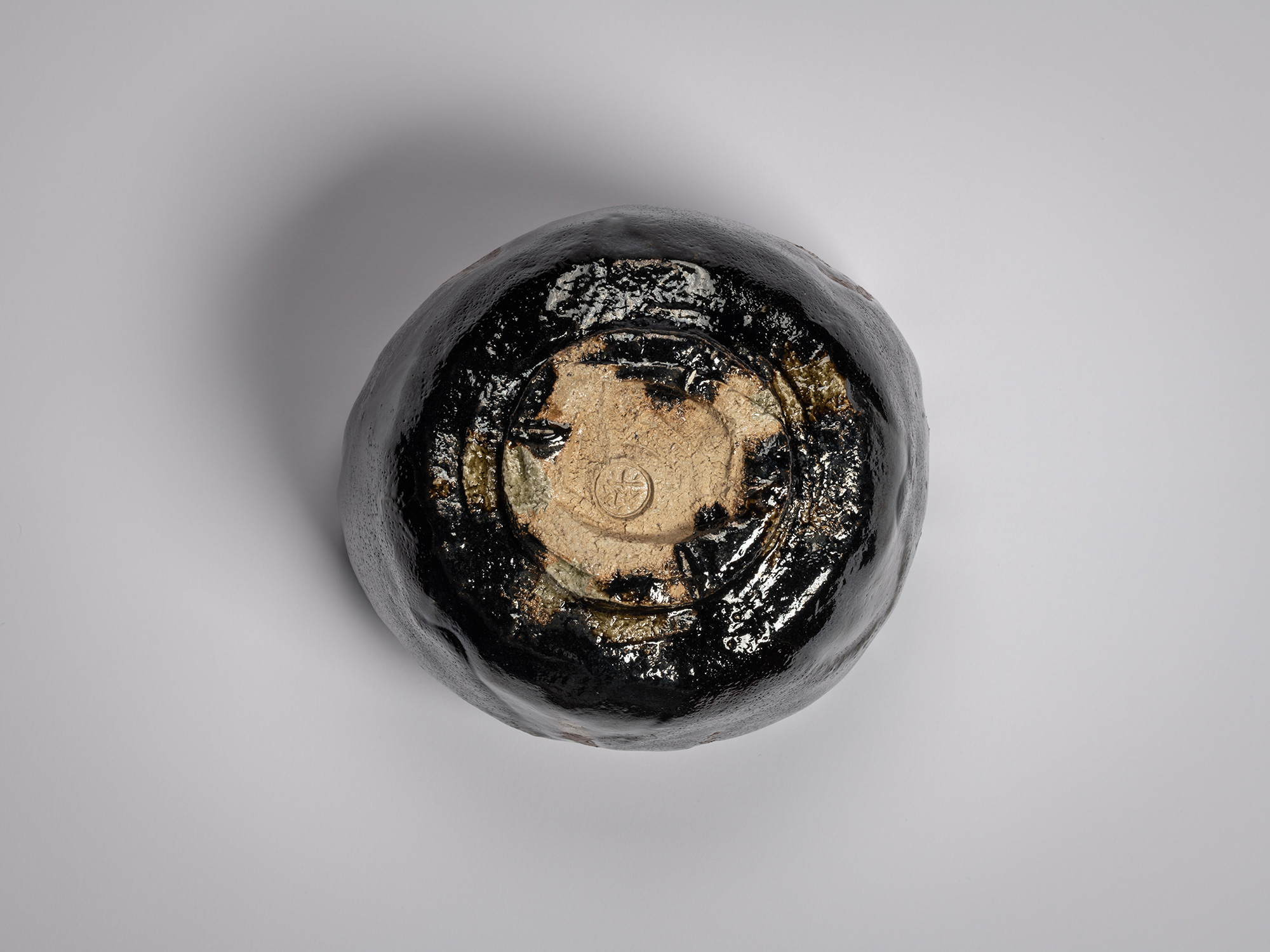 Foot view of Raku XV tea bowl Usokuseki (“Traces of Rain”) showing a hand-carved circular foot...