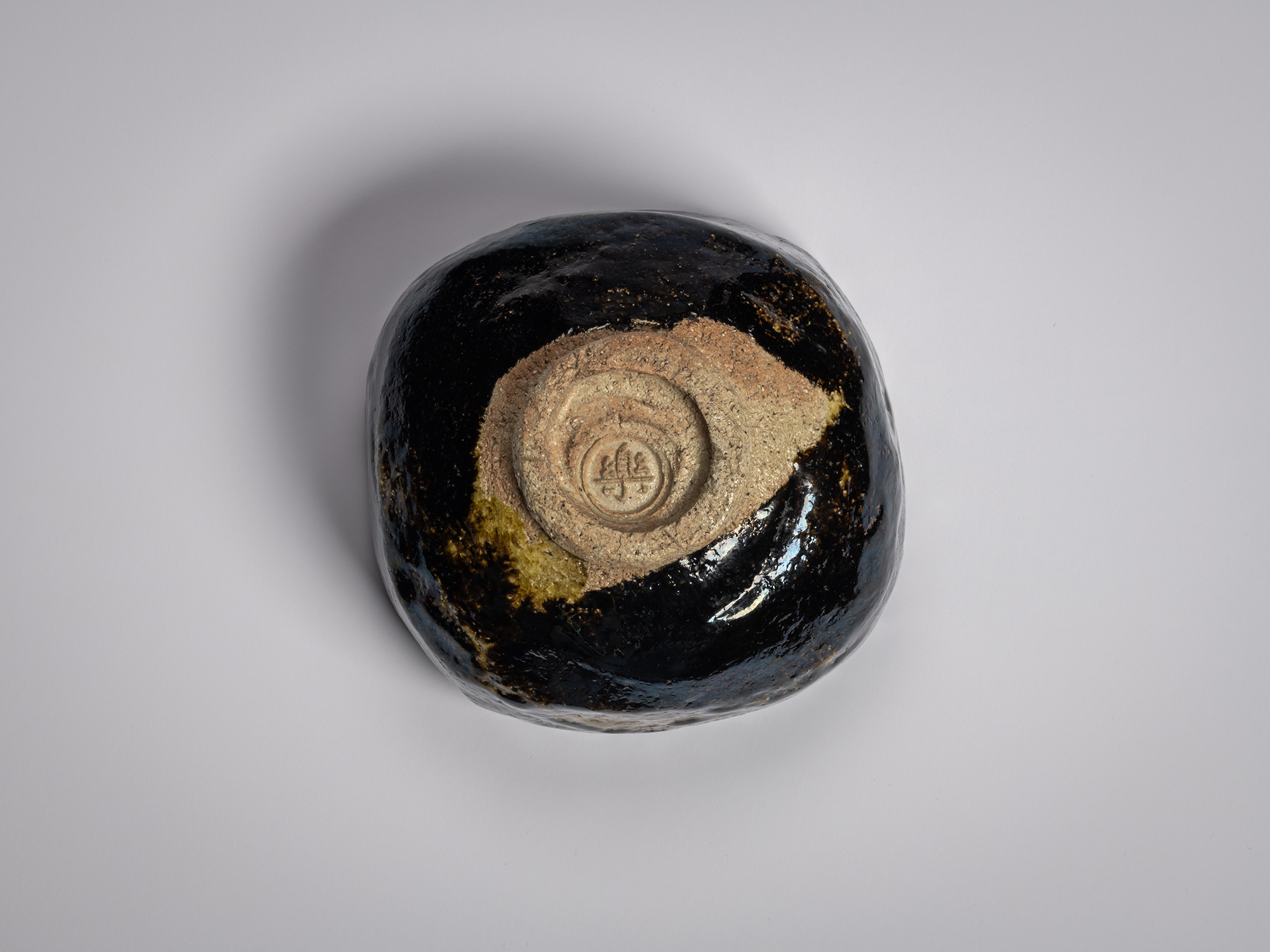 Foot (kōdai) of the Black Raku tea bowl Yōbō Shungen by Raku IX, showing a rounded, wheel-finished...
