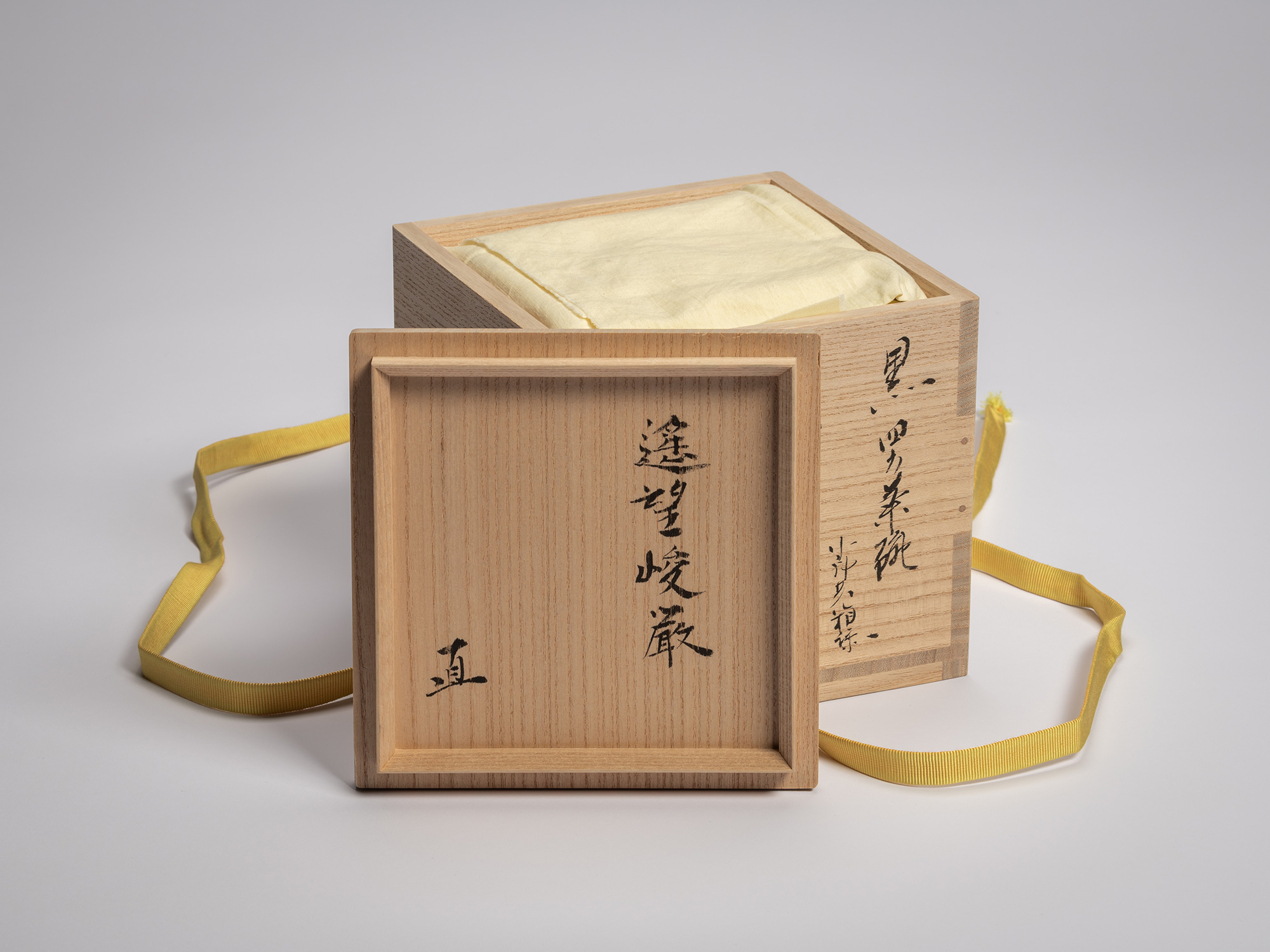 Interior of the wooden box lid for the tea bowl Yōbō Shungen by Raku IX, showing vertical hand-brushed...