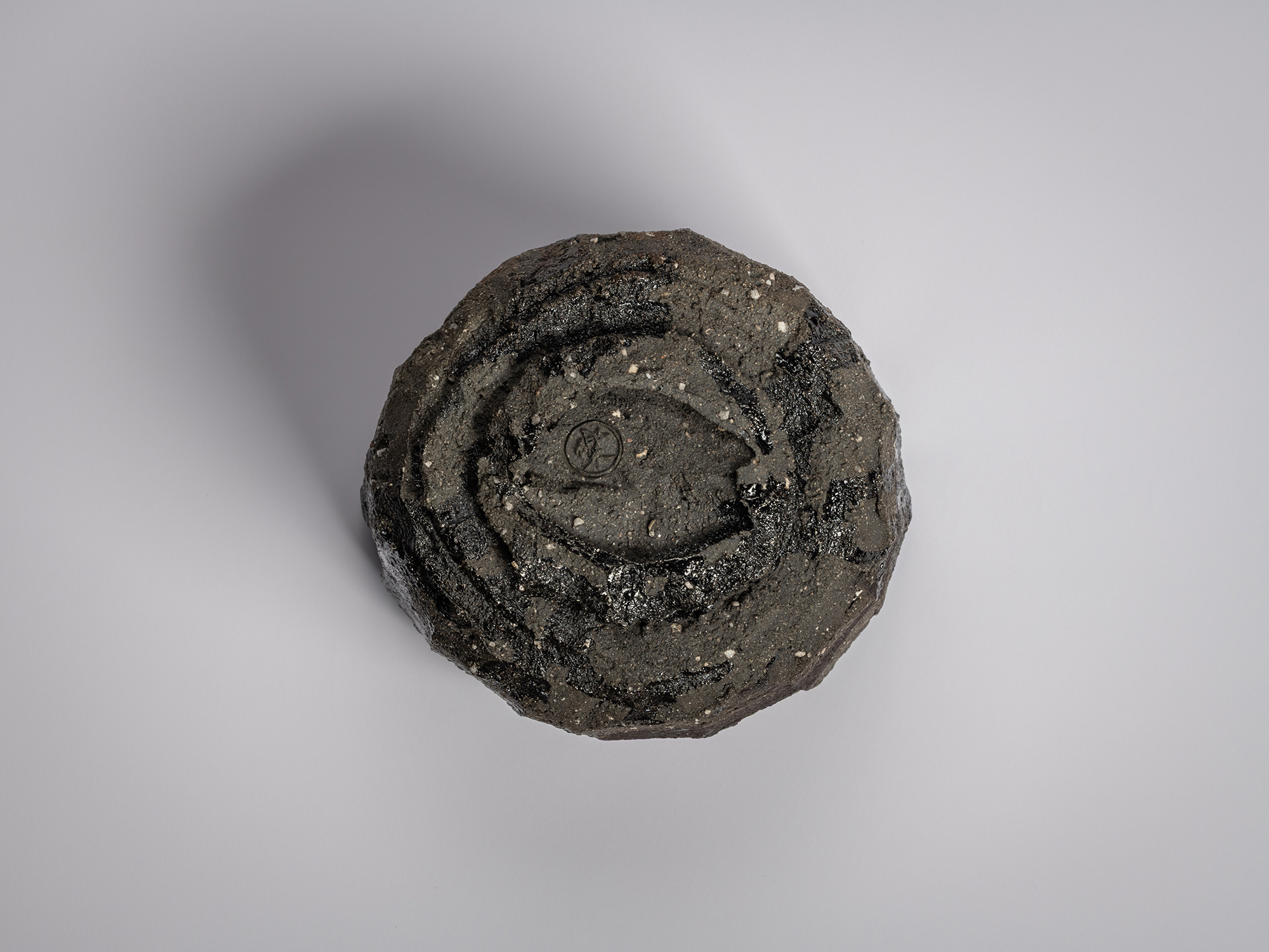 Foot (kōdai) of the tea bowl Zan by Raku XV (Jikinyū), showing a deeply carved, irregular foot...