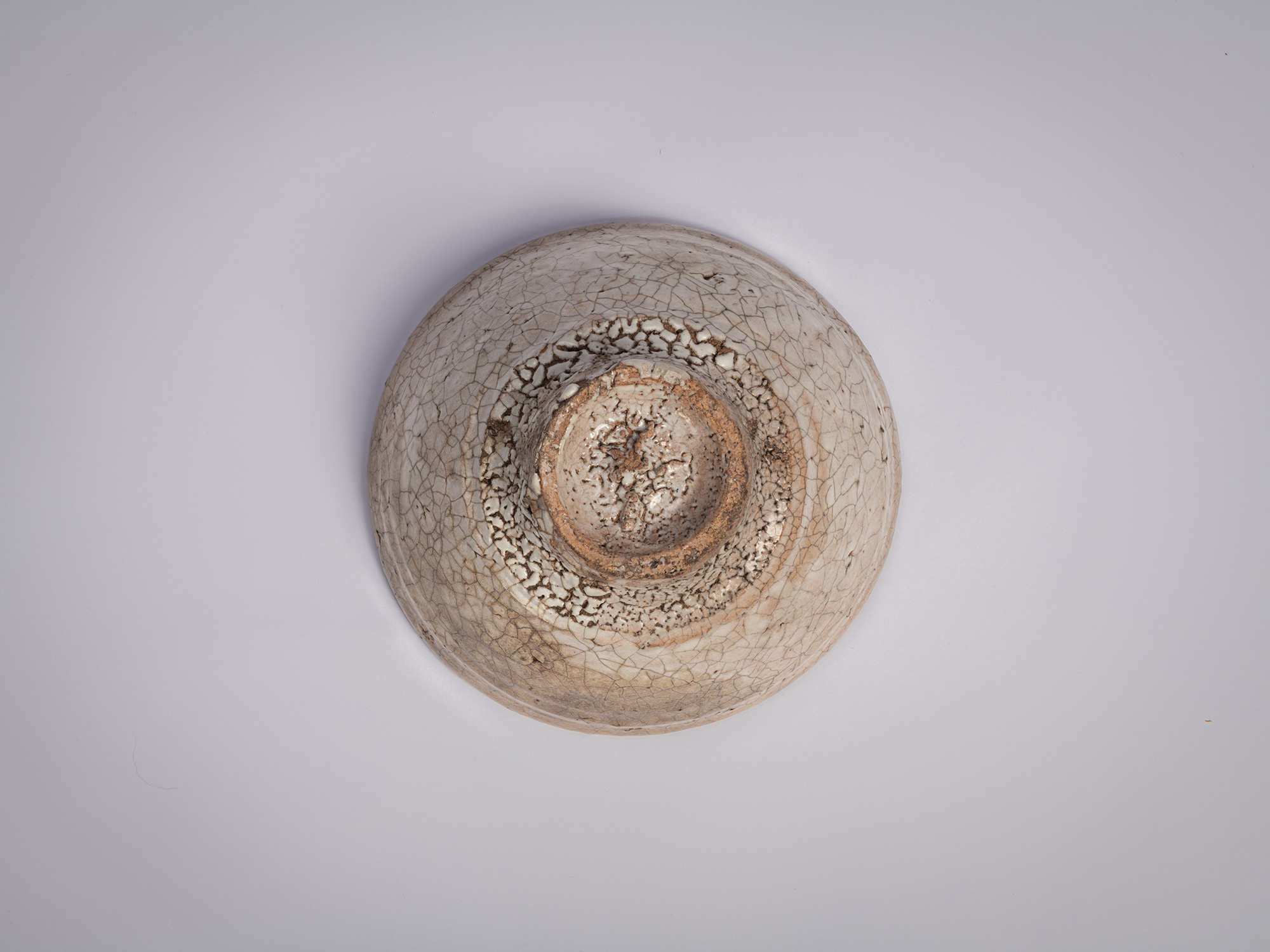 Foot of an Ido chawan by Tsujimura, showing a hand-cut kōdai with a rounded foot ring, exposed...