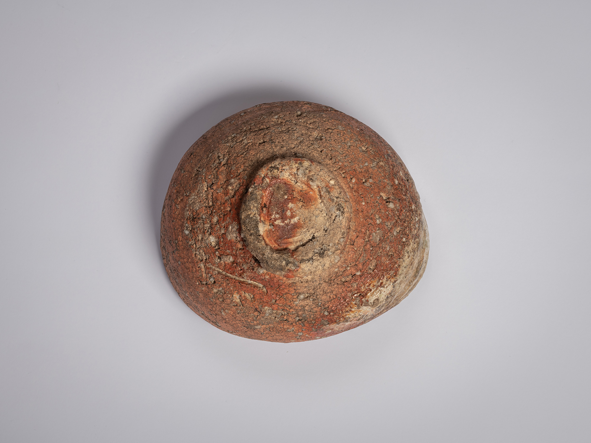 Foot of a Shigaraki chawan by Tsujimura, showing a hand-formed kōdai with a raised foot ring, exposed...