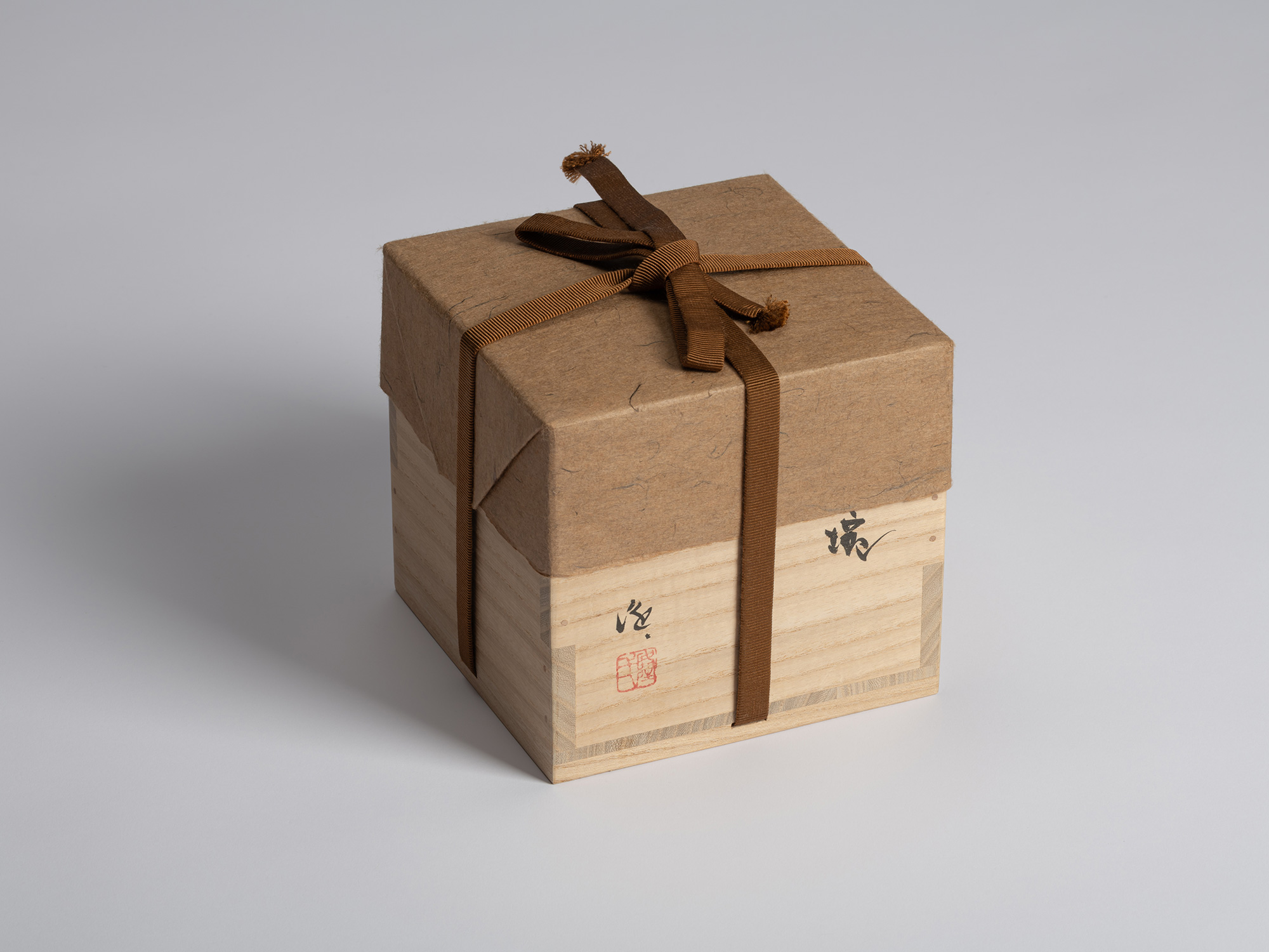 Tomobako storage box for a black tea bowl by Ryuichi Kakurezaki made of pale kiri wood with a protective...