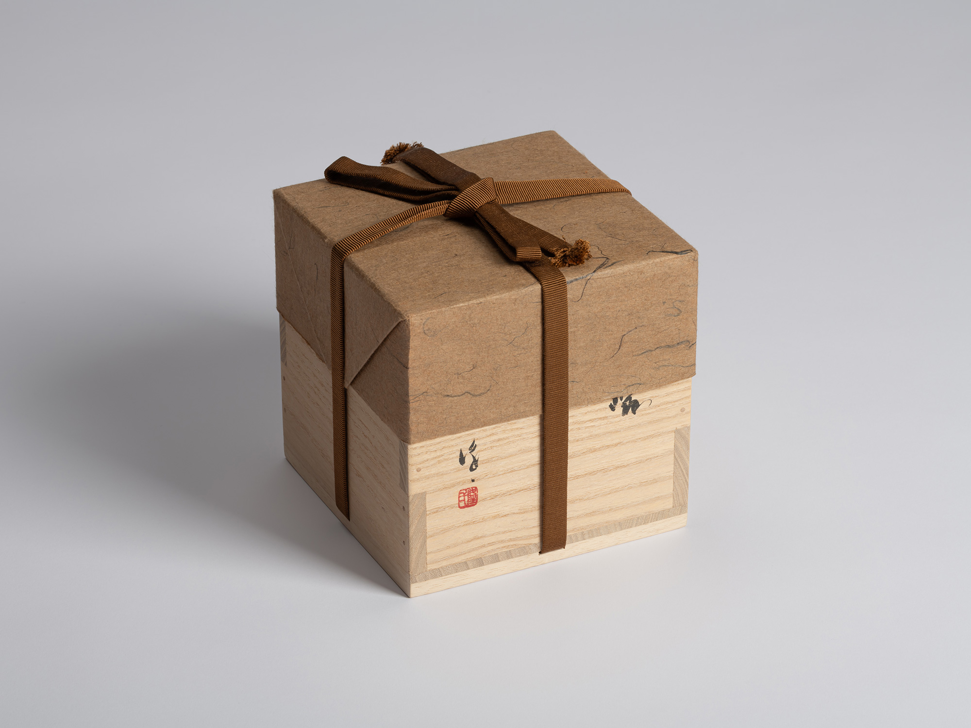 Tomobako storage box for a black tea bowl by Ryuichi Kakurezaki made of pale kiri wood with a brown...