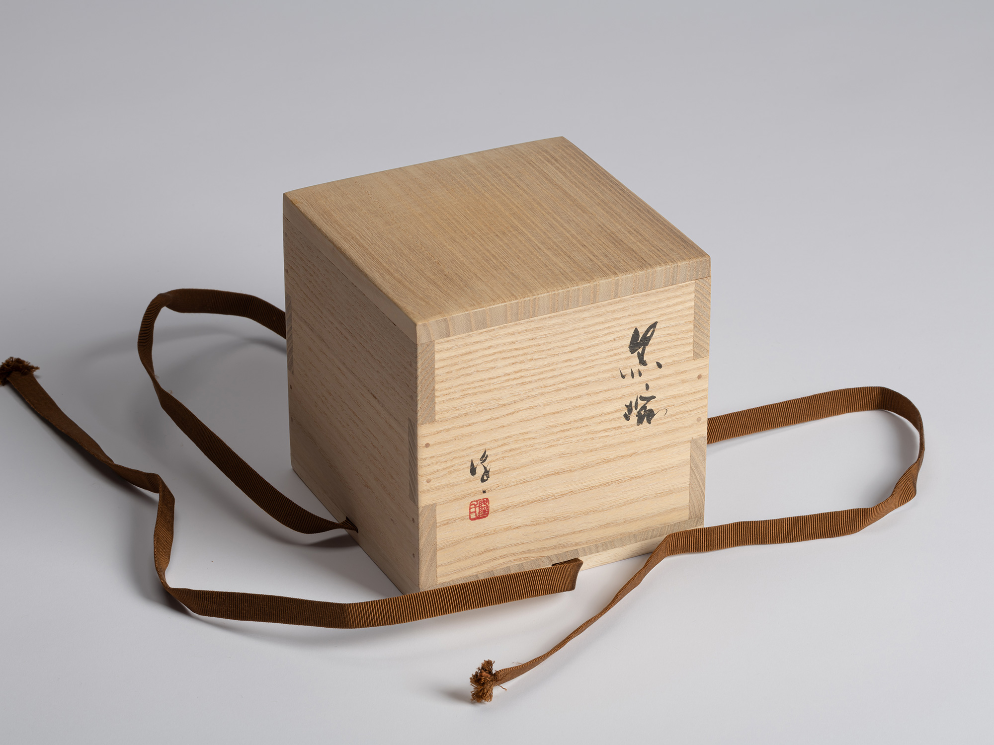 Tomobako storage box for a black tea bowl by Ryuichi Kakurezaki made of pale kiri wood with long...