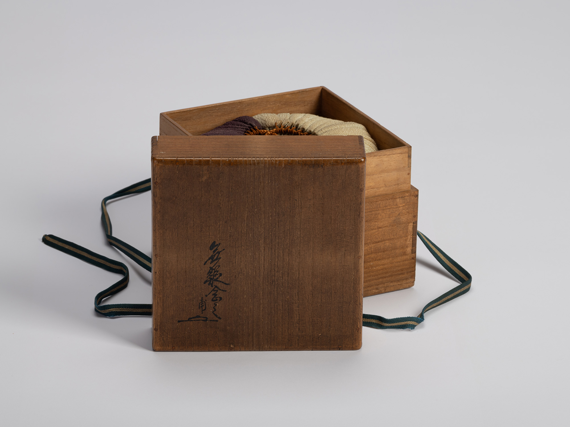 Small signed wooden presentation box for Chōjirō’s Raku tea bowl Musashino, featuring hand-brushed...