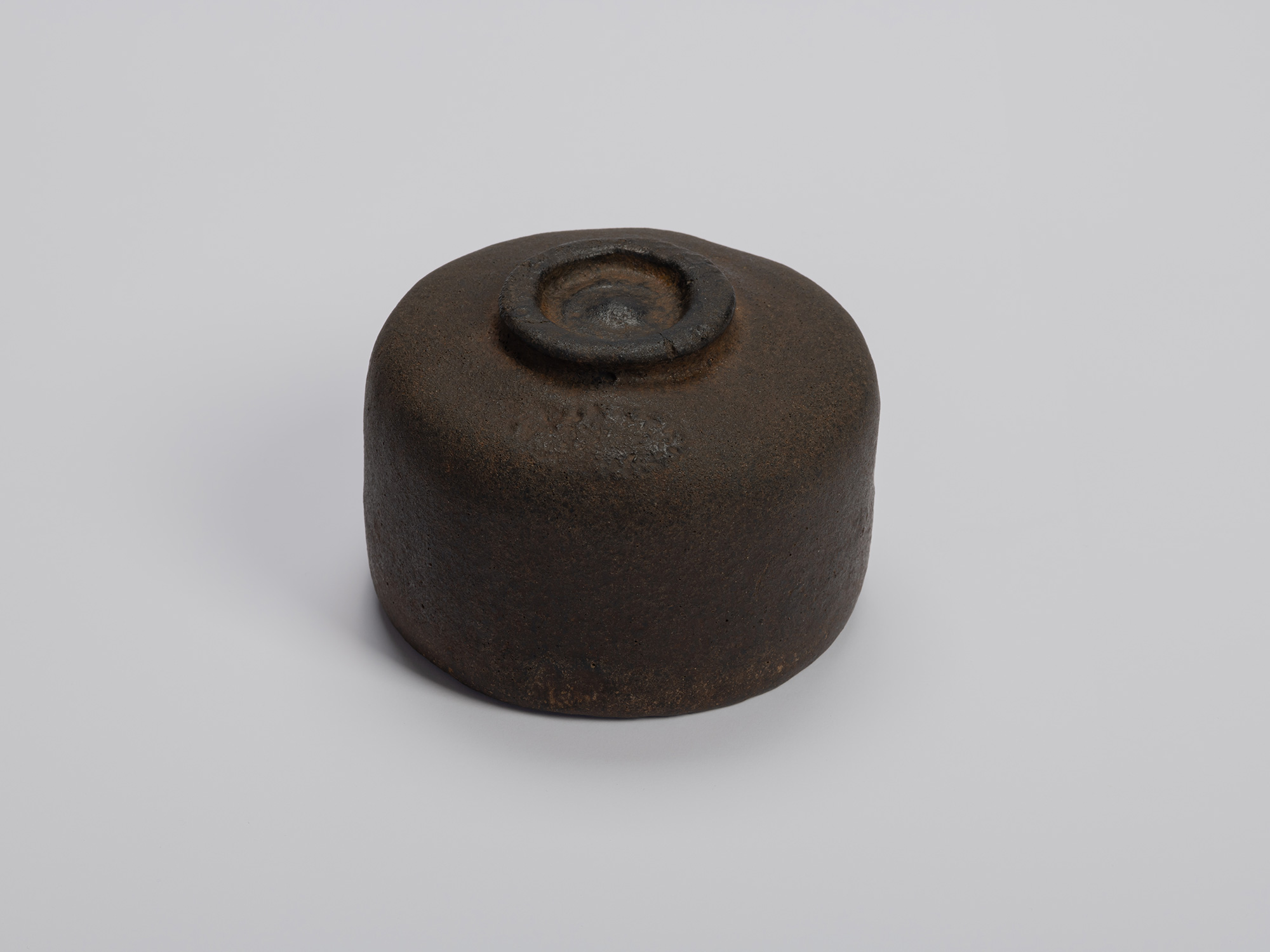 Foot (kōdai) of Chōjirō’s Raku tea bowl Musashino, showing the low circular base with hand-pressed...