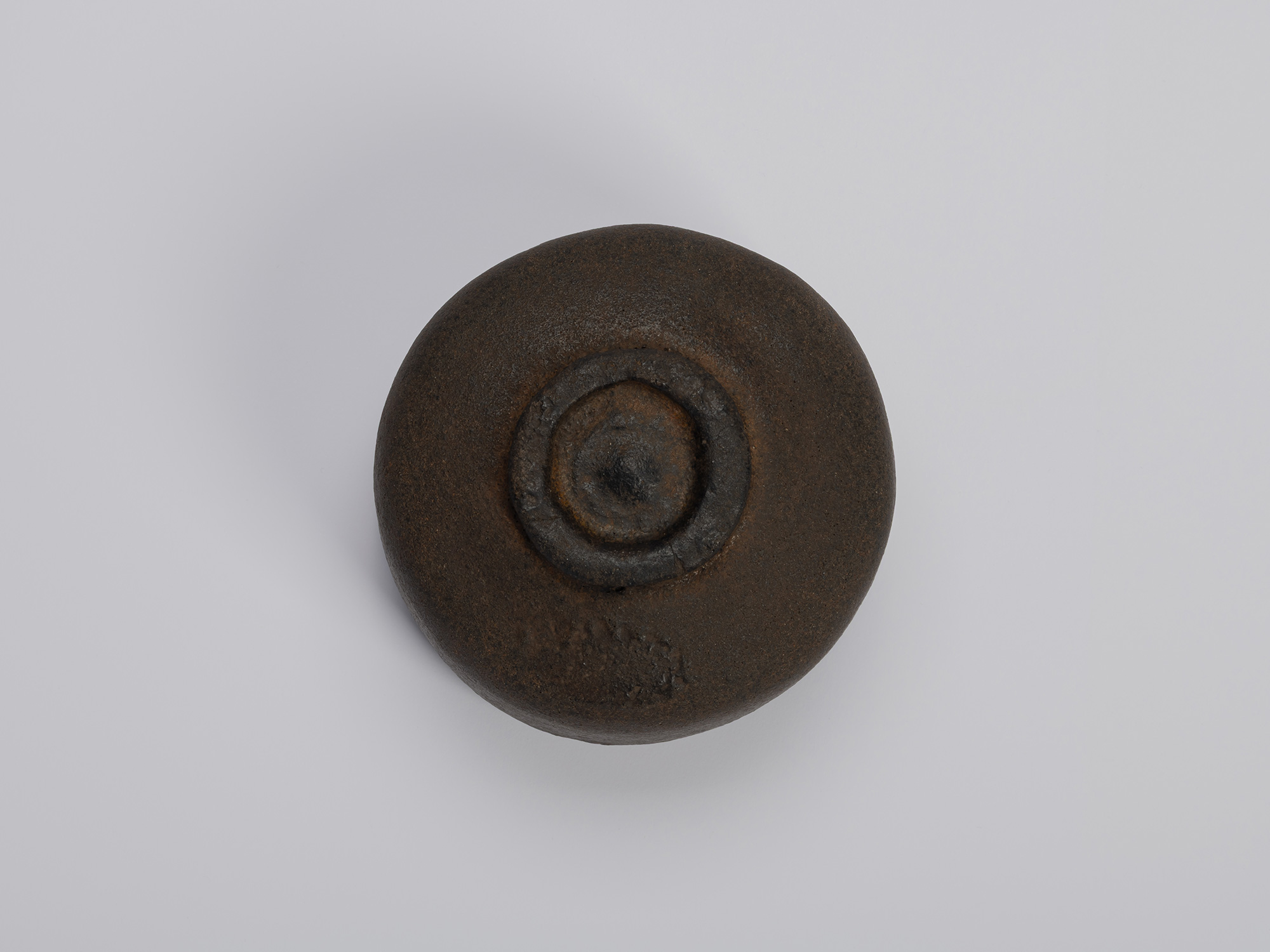 Foot (kōdai) of Chōjirō’s Raku tea bowl Musashino, showing the low circular base with hand-pressed...