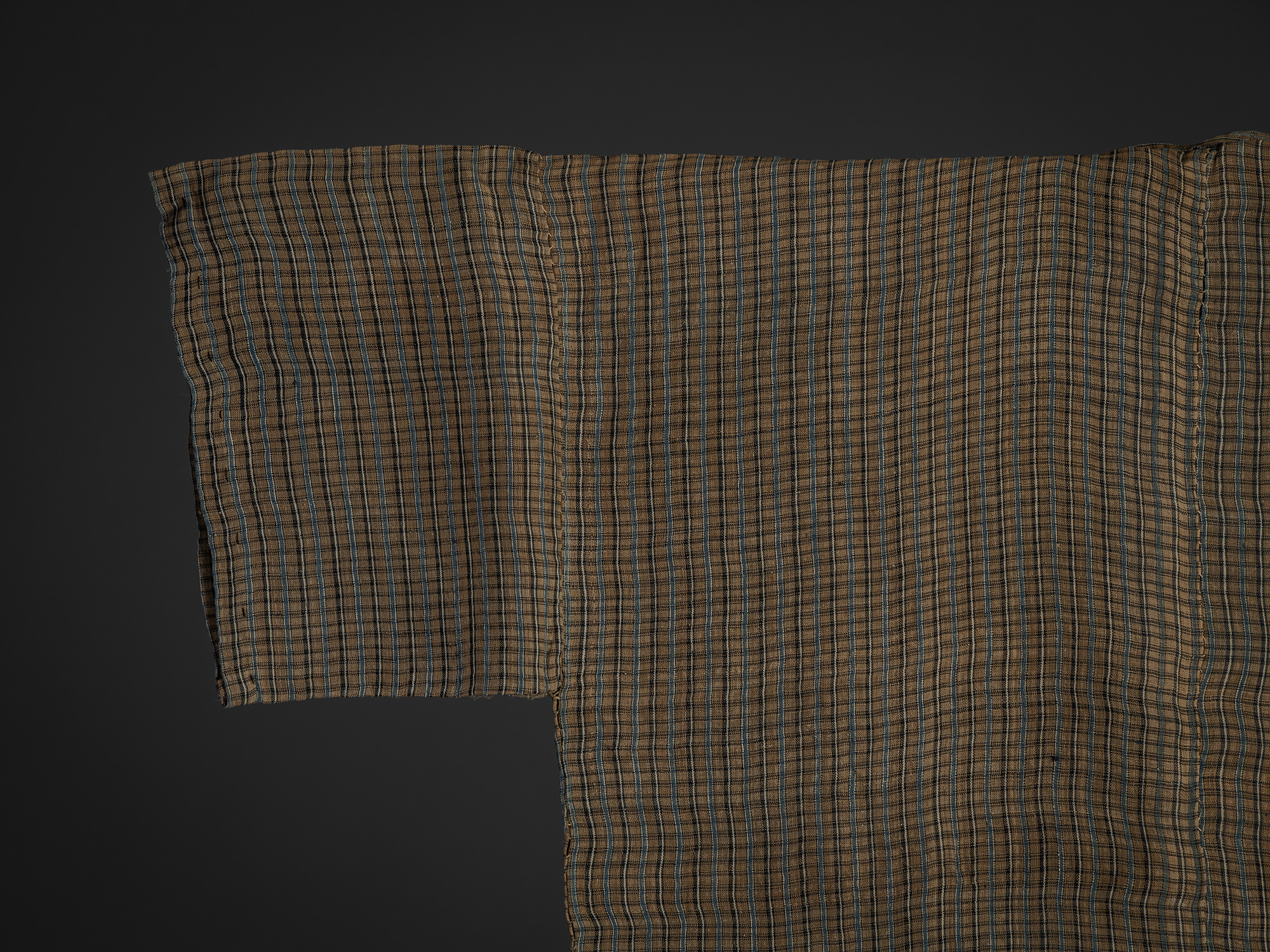 Close-up of the upper back left shoulder and sleeve of the bashōfu kimono. Narrow vertical and...
