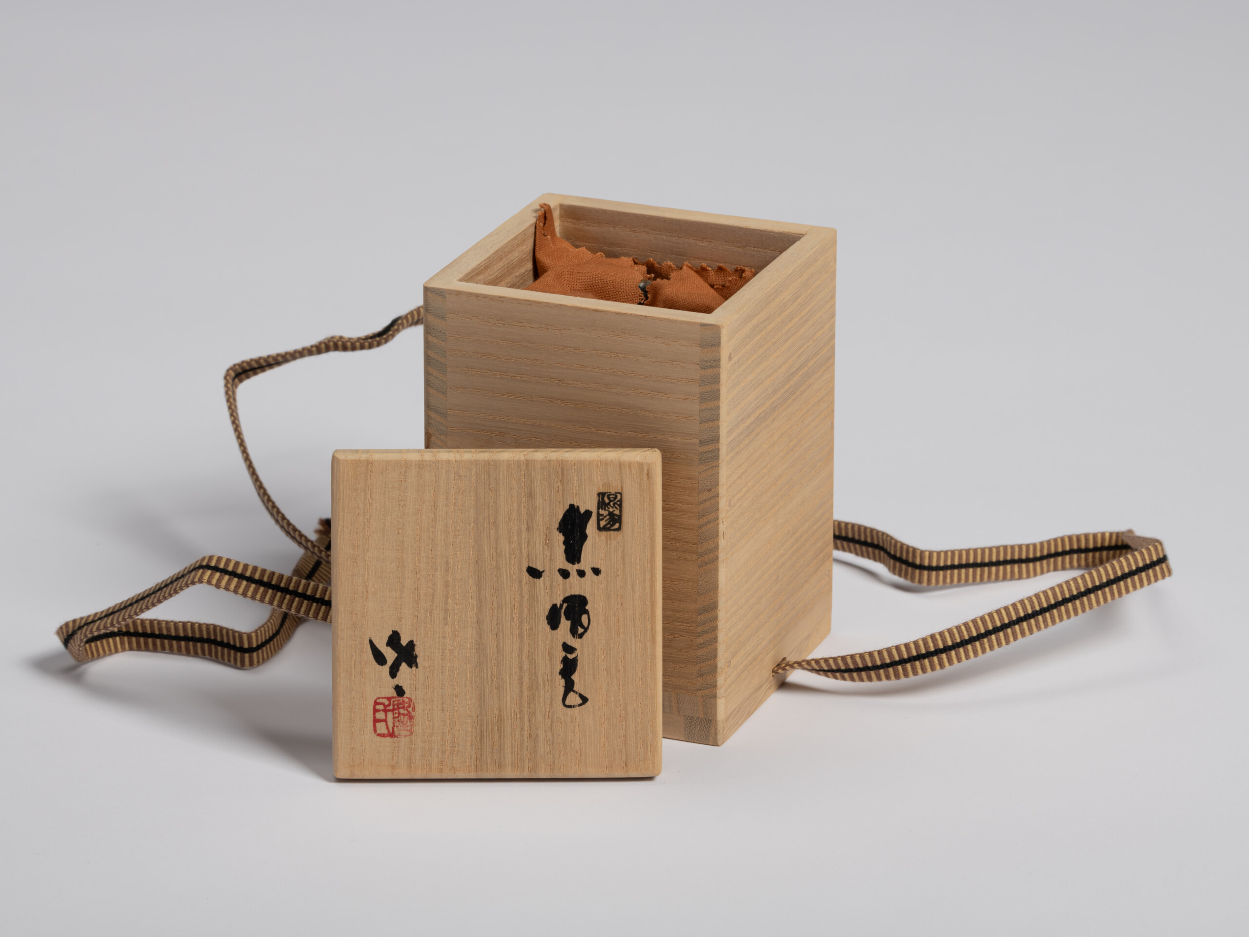 Open tomobako for Ryuichi Kakurezaki's Black Guinomi with the lid removed and placed in front of...