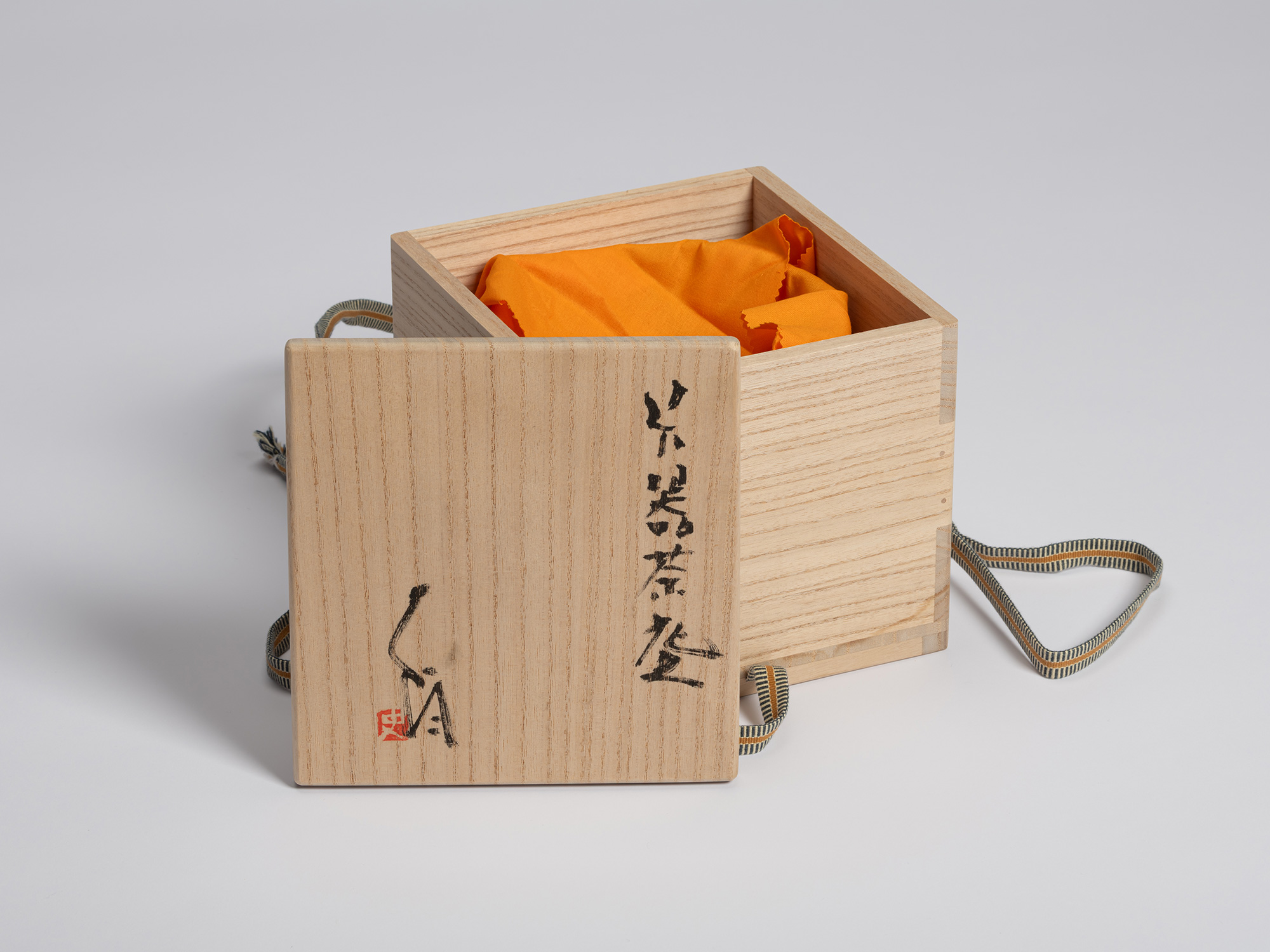 Open wooden tomobako for a tea bowl by Shiro Tsujimura. The lid displays the inscription 御本茶碗 (Goki...