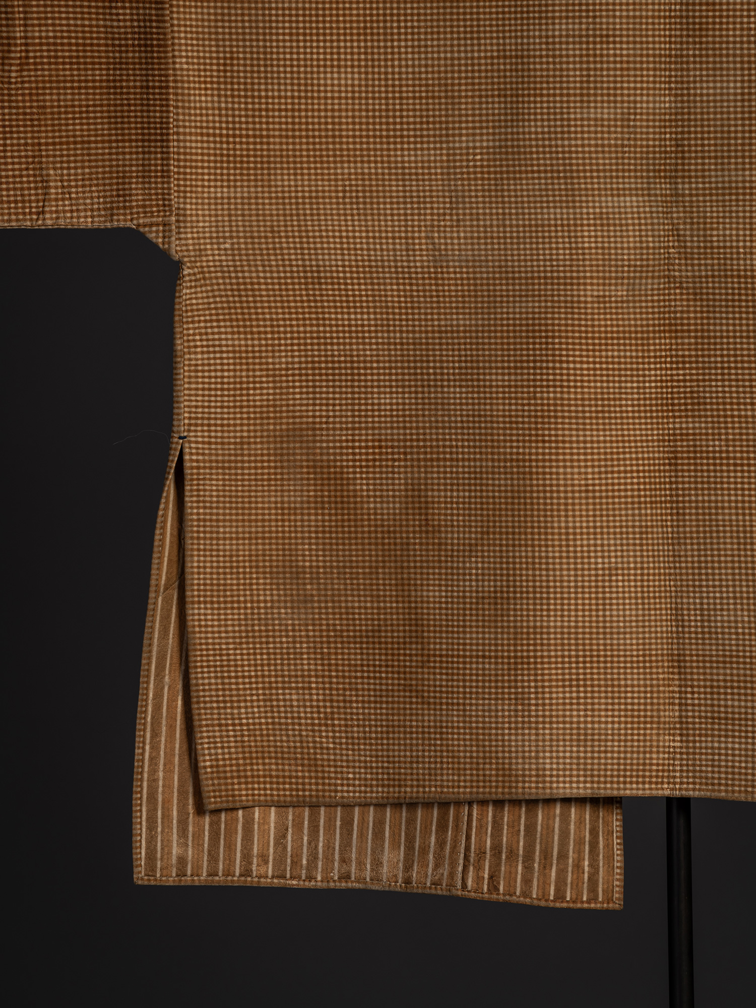 Close-up of the lower back and side vent of the kawabaori. The tan-and-cream check pattern continues...