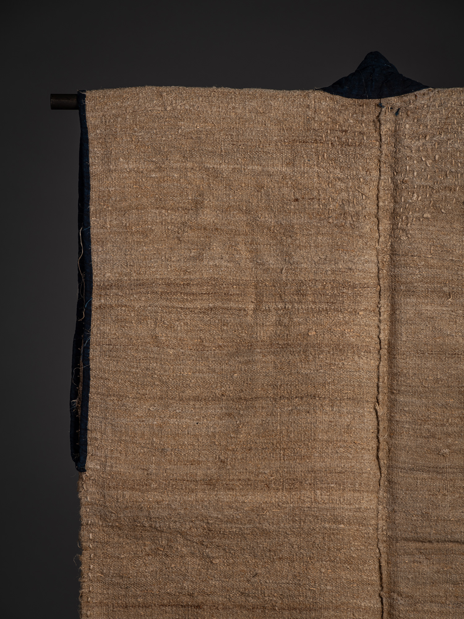 Close-up of the upper back and left side of the okusozakkuri sodenashi, showing the rough, open...
