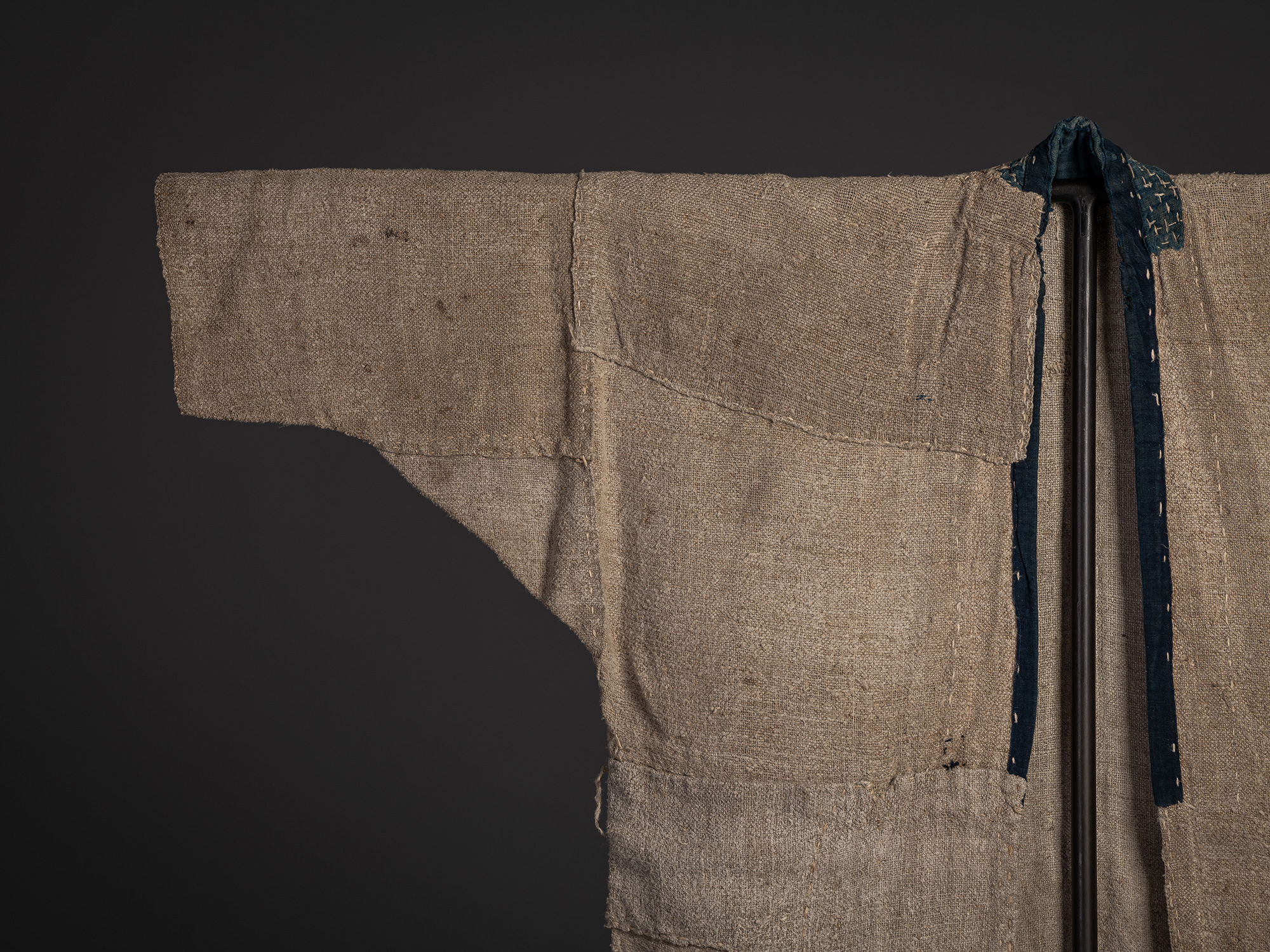Close-up of the right front shoulder of an okusozakkuri woven from hemp and cotton. The image shows...