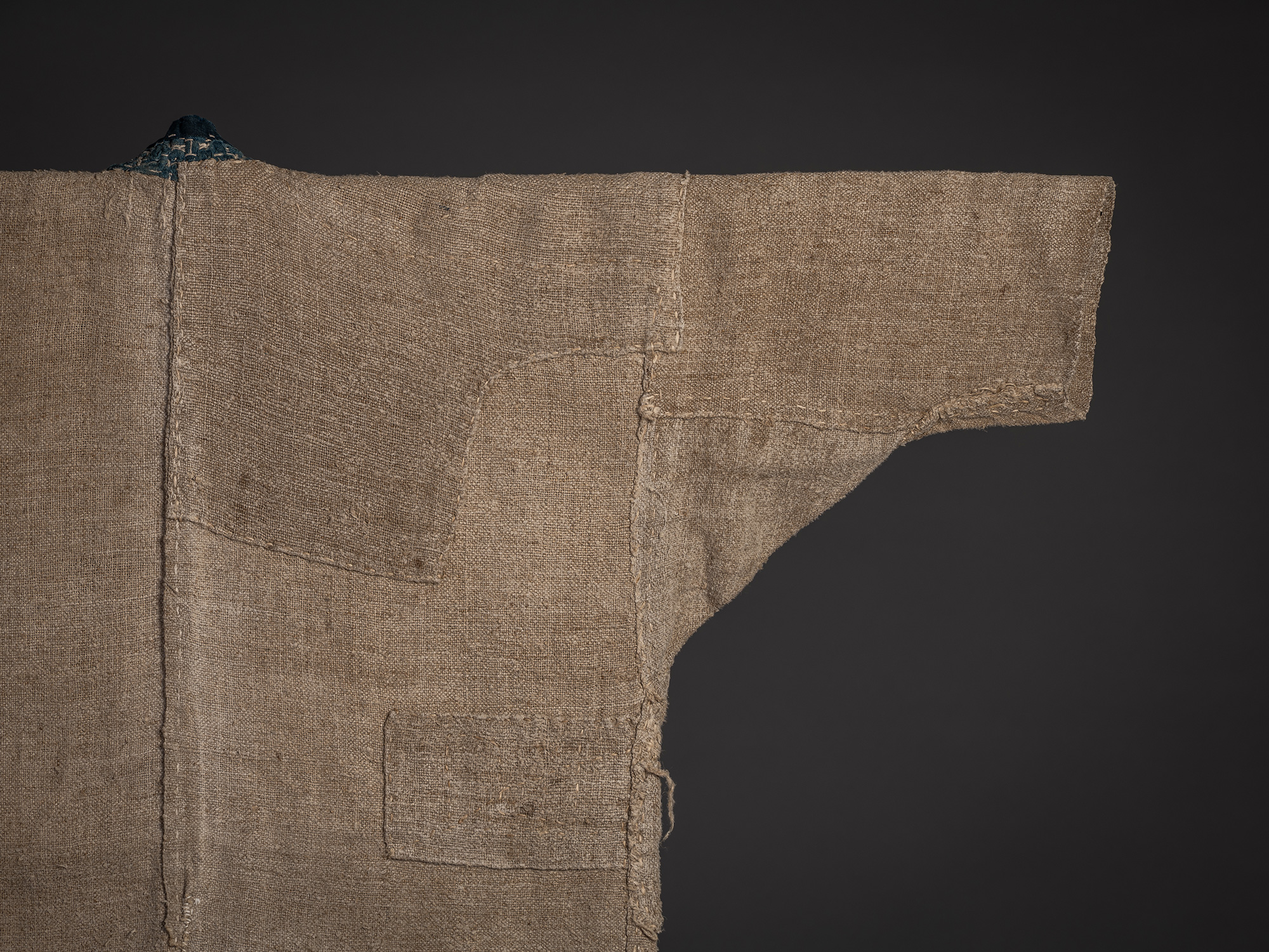 Close-up of the right shoulder on the back of the okusozakkuri. Several rectangular reinforcement...
