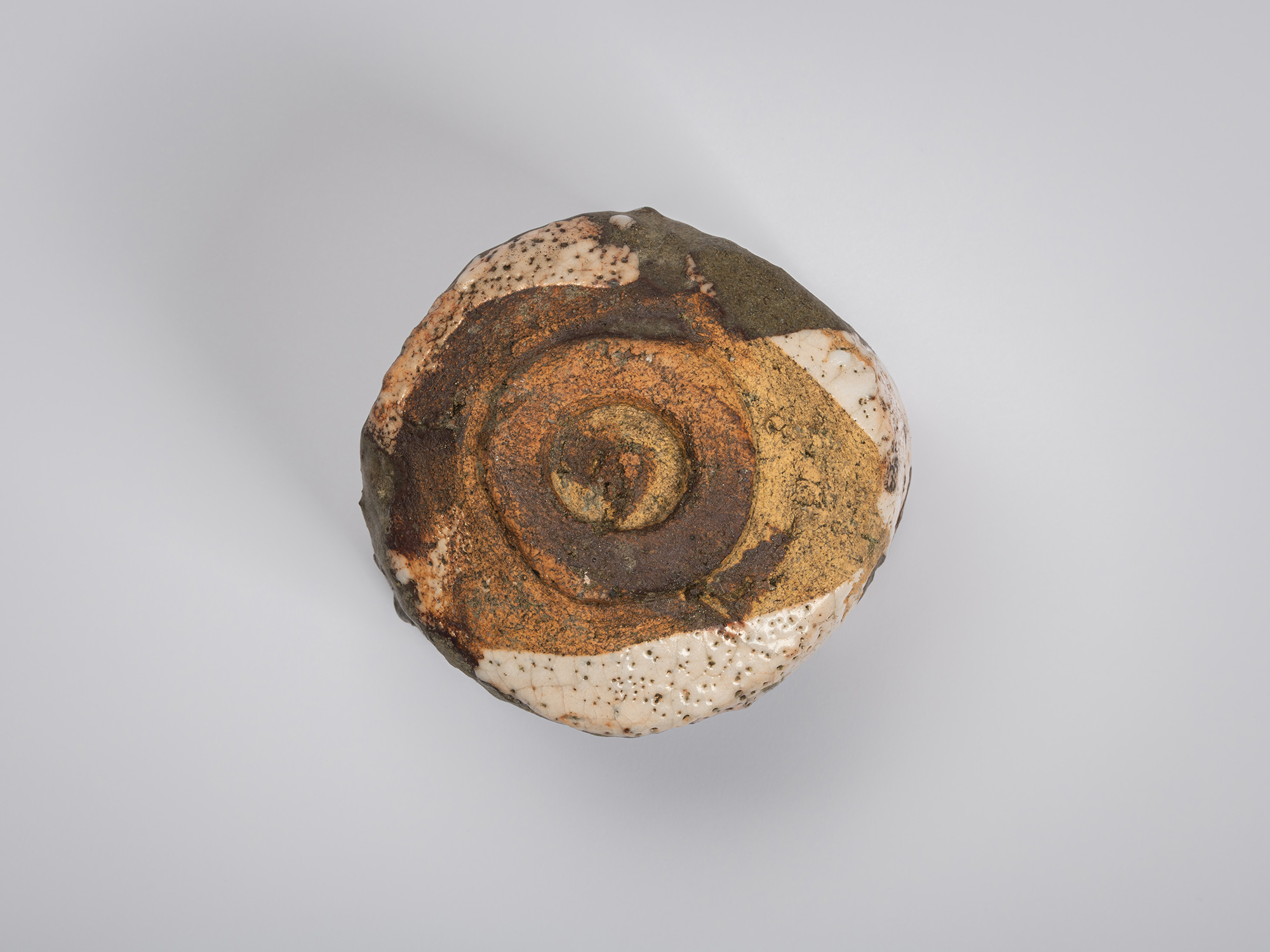 Foot view of an Oribe Guro Chawan by Shiro Tsujimura. The circular foot ring is centered within...