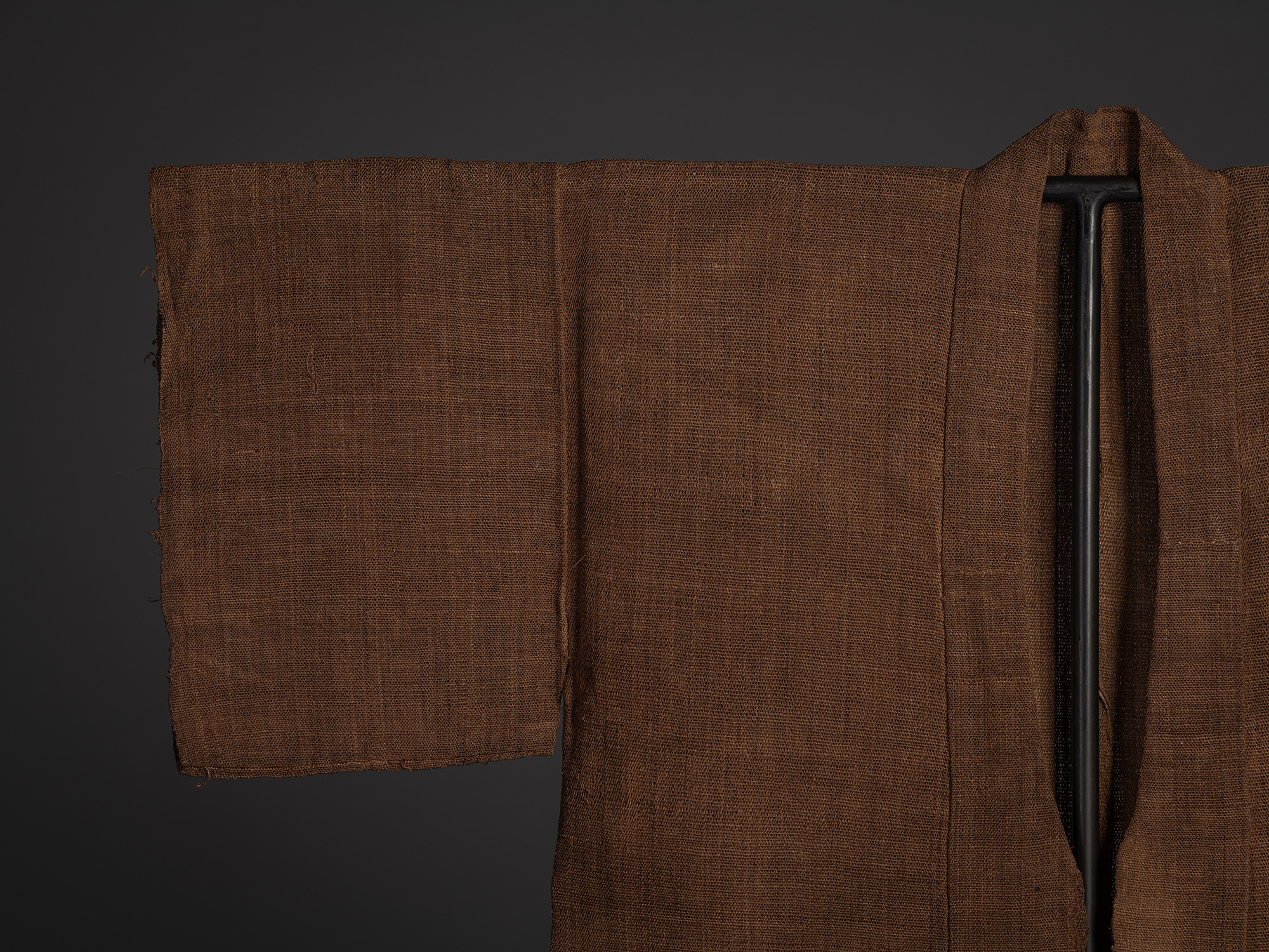 Close-up of the right sleeve and collar of the shinafu hanten. The narrow collar continues seamlessly...