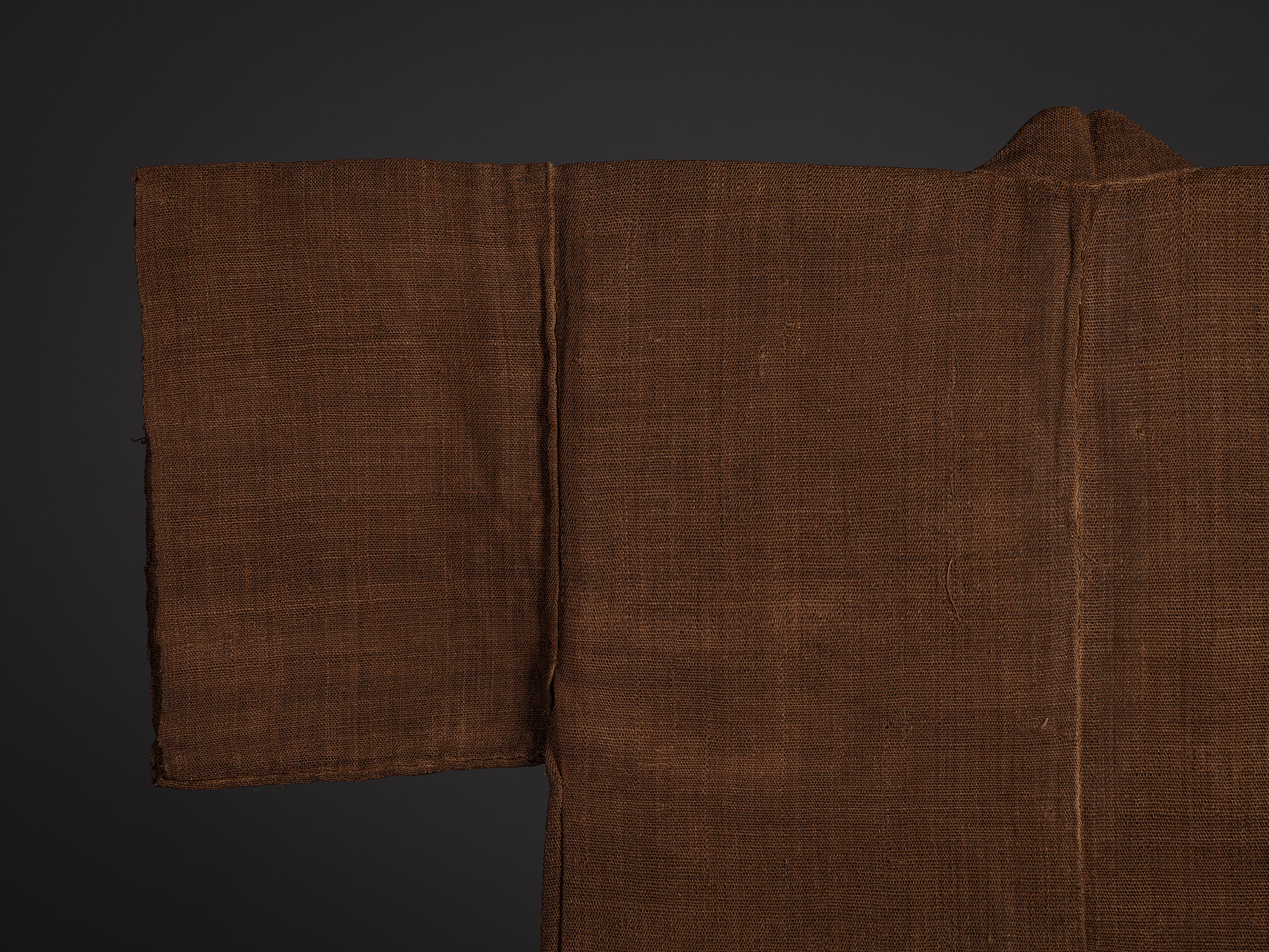 Close-up of the back left sleeve and upper body of the shinafu hanten, showing the coarse, evenly...