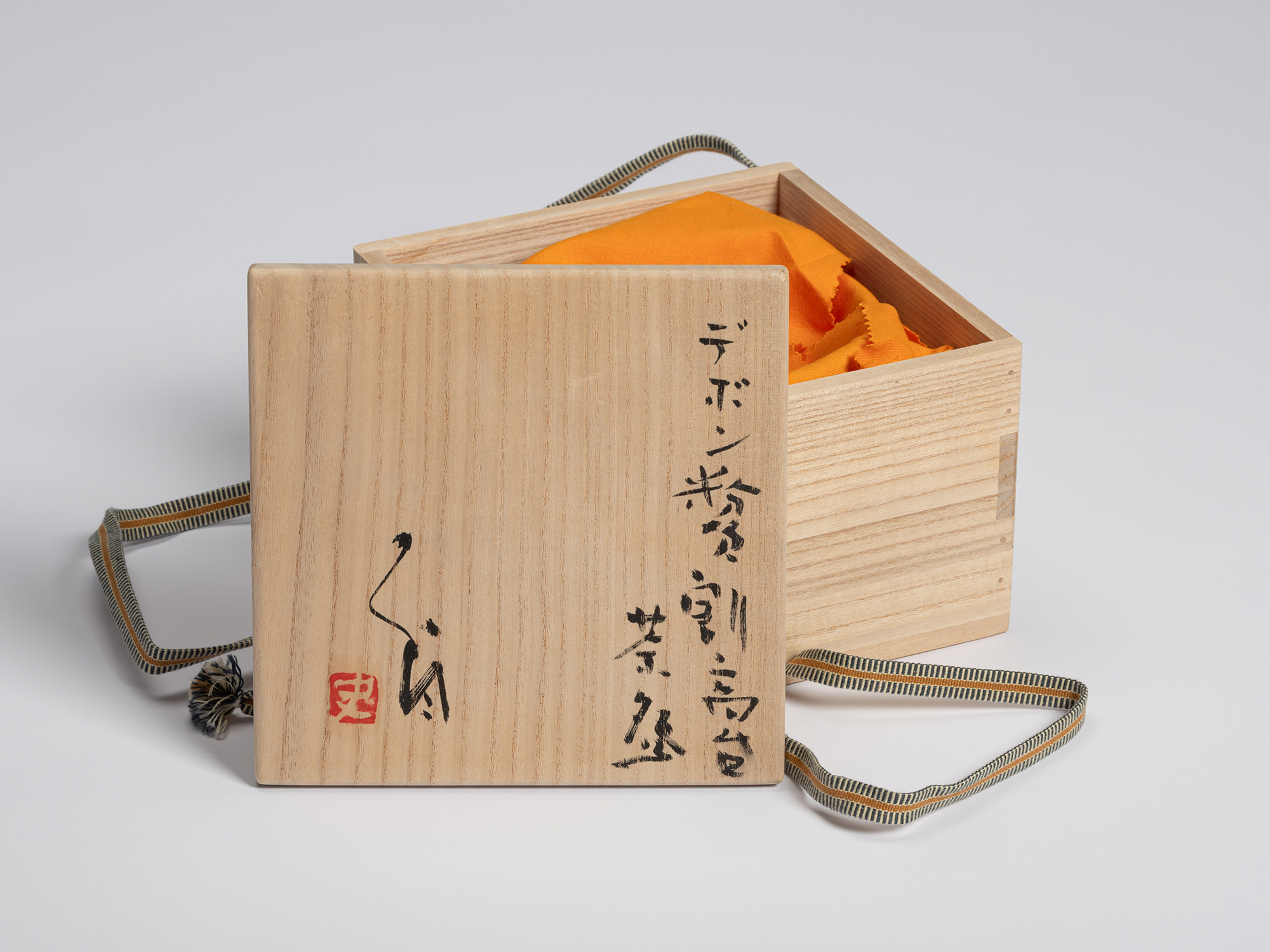 Open wooden tomobako for Tea Bowl (Tripodal Foot) by Shiro Tsujimura. The kiri wood storage box...