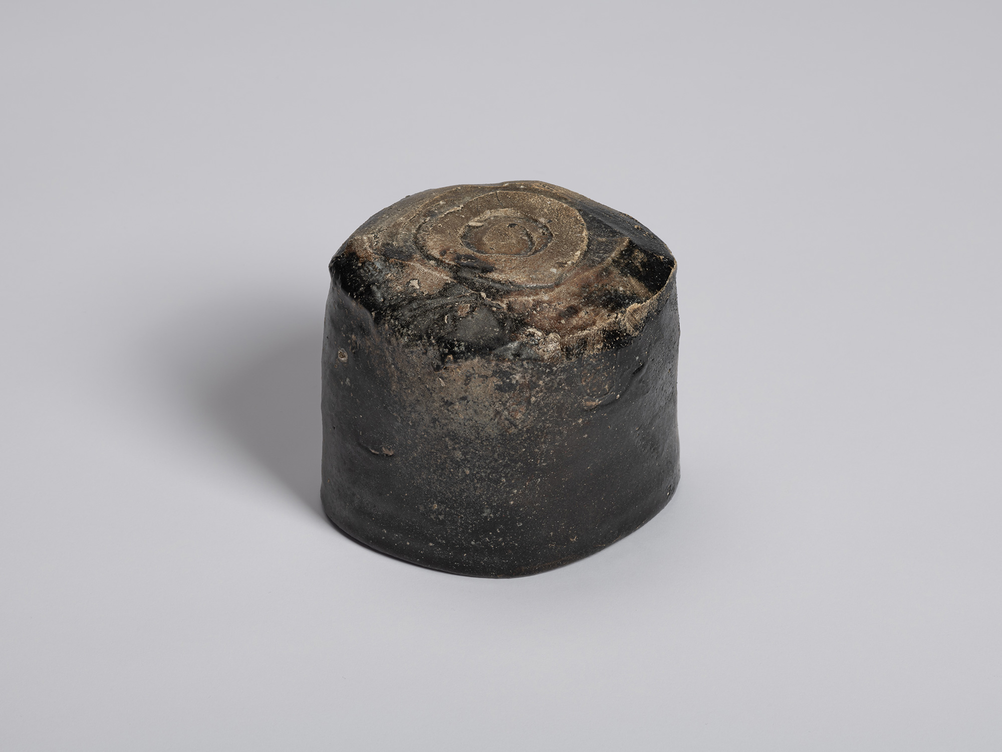 Underside of a Hikidashi-style tea bowl by Shiro Tsujimura. The bowl is inverted to reveal its...