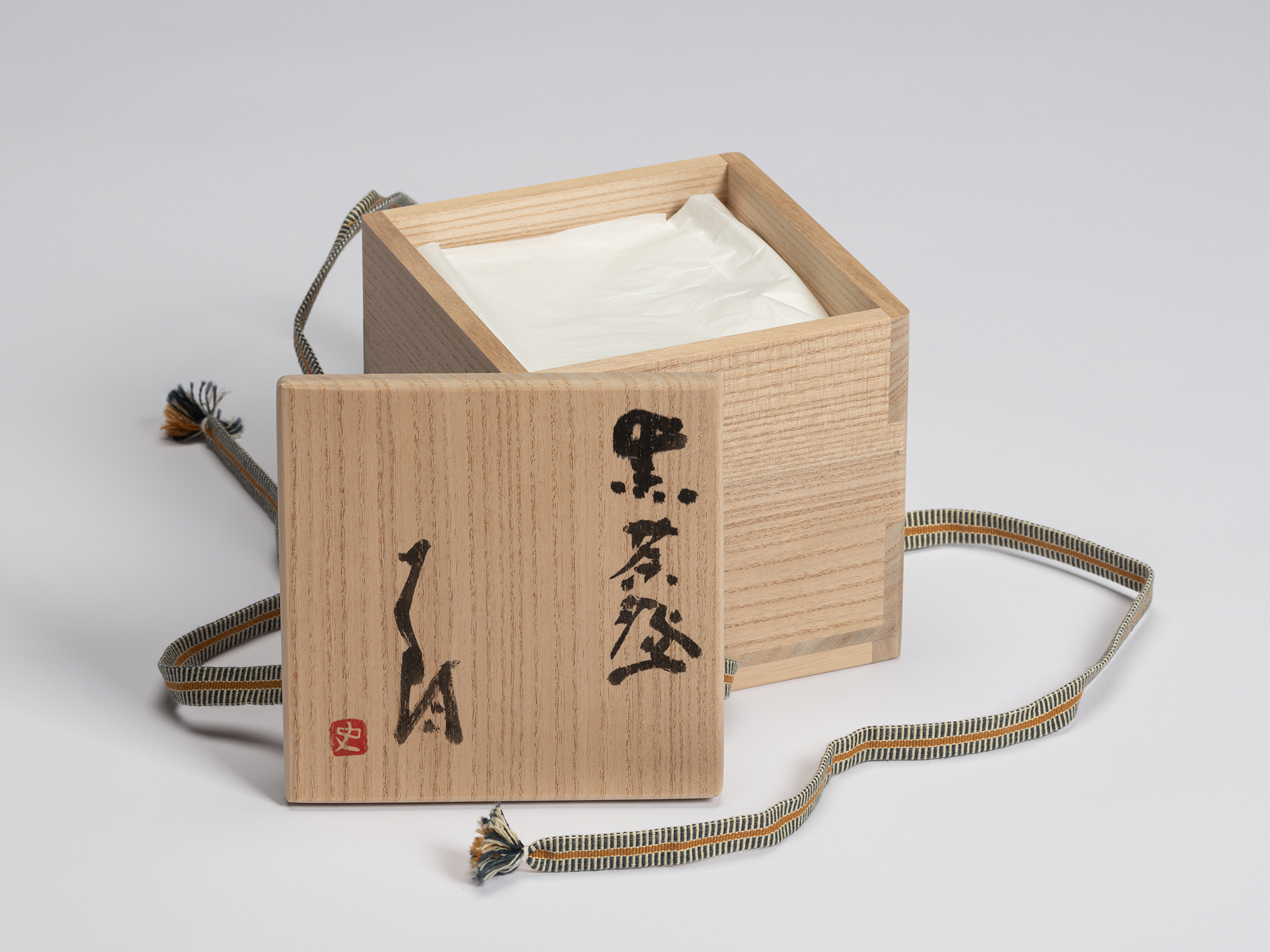 Open signed tomobako for Shiro Tsujimura's Kuro Chawan, with the lid inscribed 「黒茶碗」 (Kuro Chawan,...