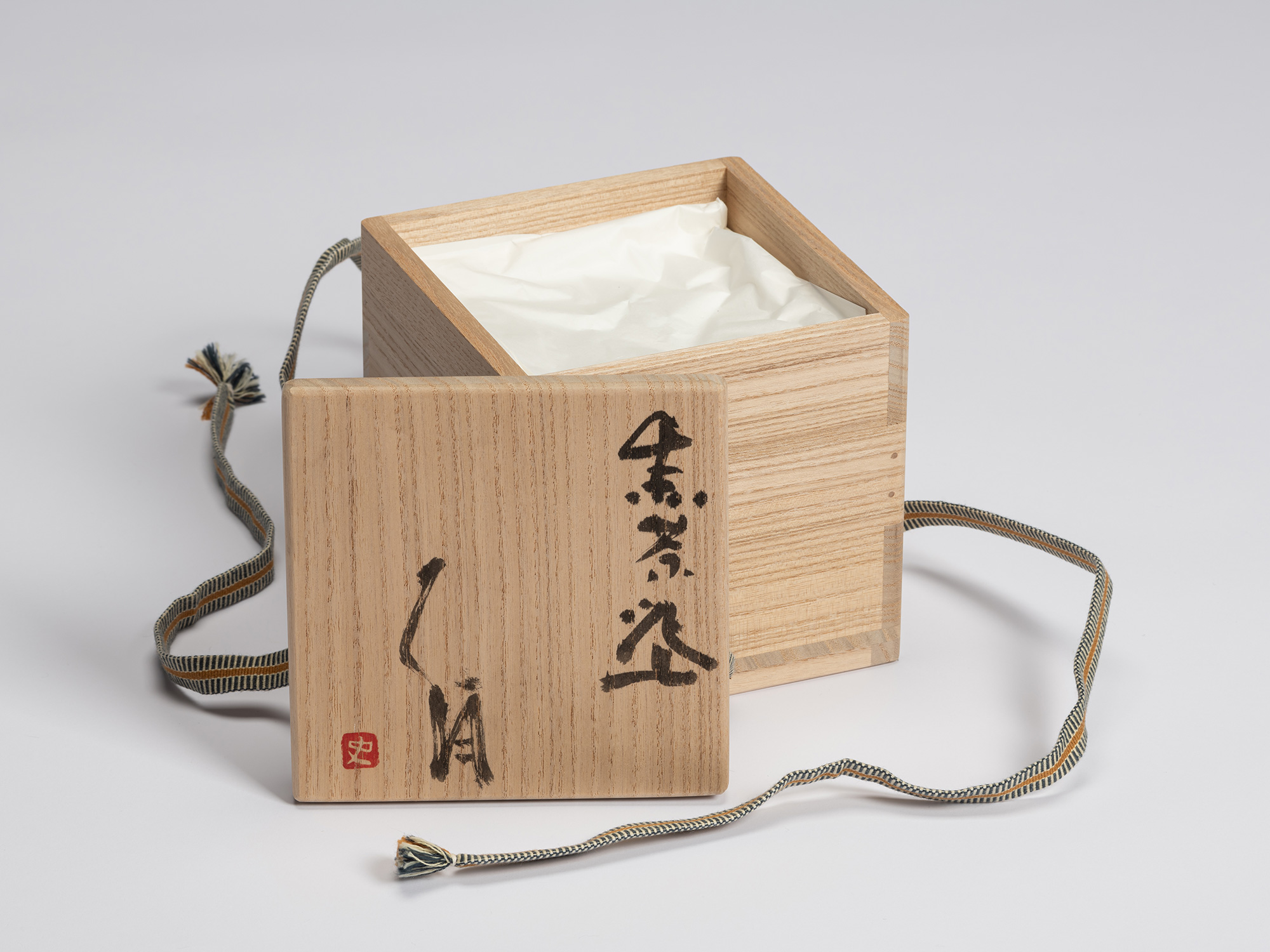 Open signed tomobako for Shiro Tsujimura's Kuro Chawan, with the lid inscribed 「黒茶碗」 (Kuro Chawan,...