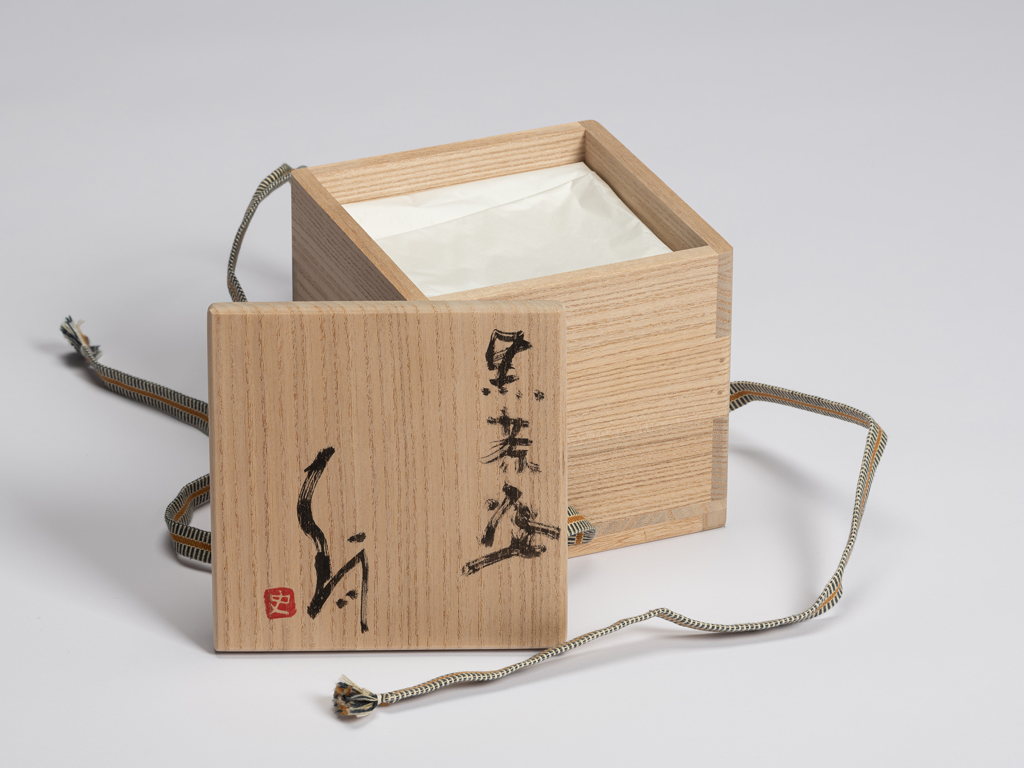 Open signed wooden tomobako for Shiro Tsujimura's Kuro Chawan. The lid is inscribed 「黒茶碗」 (Kuro...