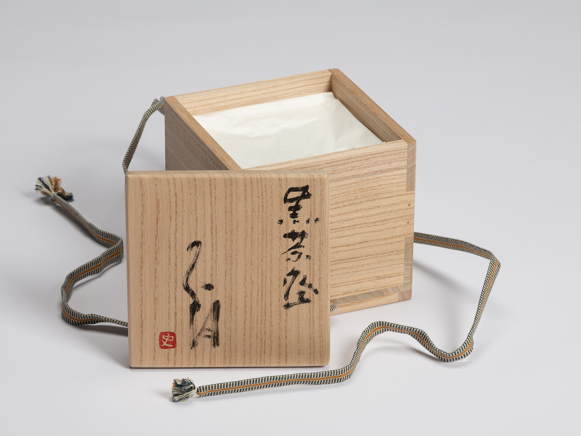 Open signed wooden tomobako for Shiro Tsujimura's Kuro Chawan. The lid is inscribed 「黒茶碗」 (Kuro...