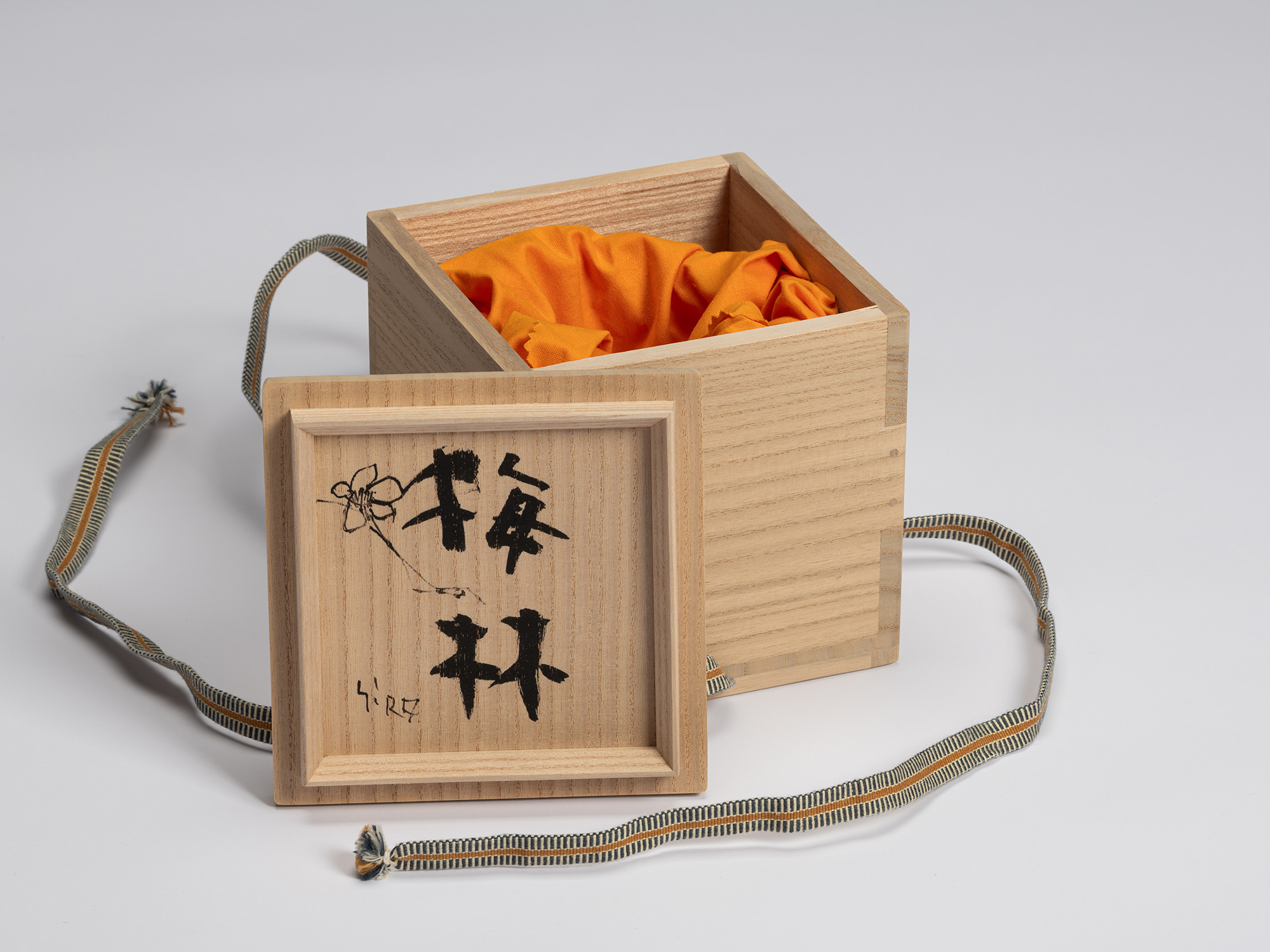 Interior of the tomobako lid for Shiro Tsujimura's Shino Chawan, featuring bold black calligraphy...