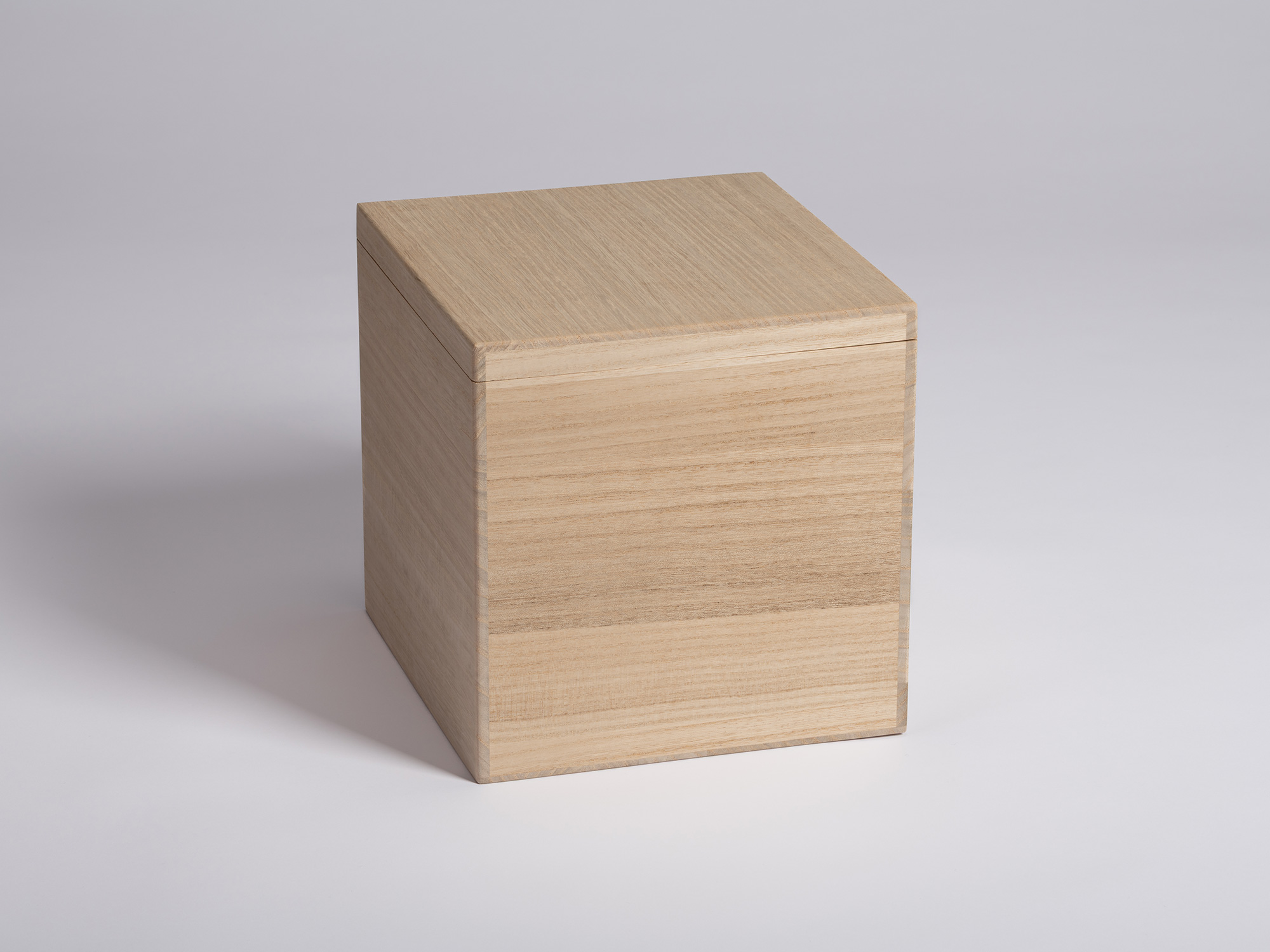 Tomobako for Untitled (Star) by Genta Ishizuka. There are no markings on the exterior of the box.